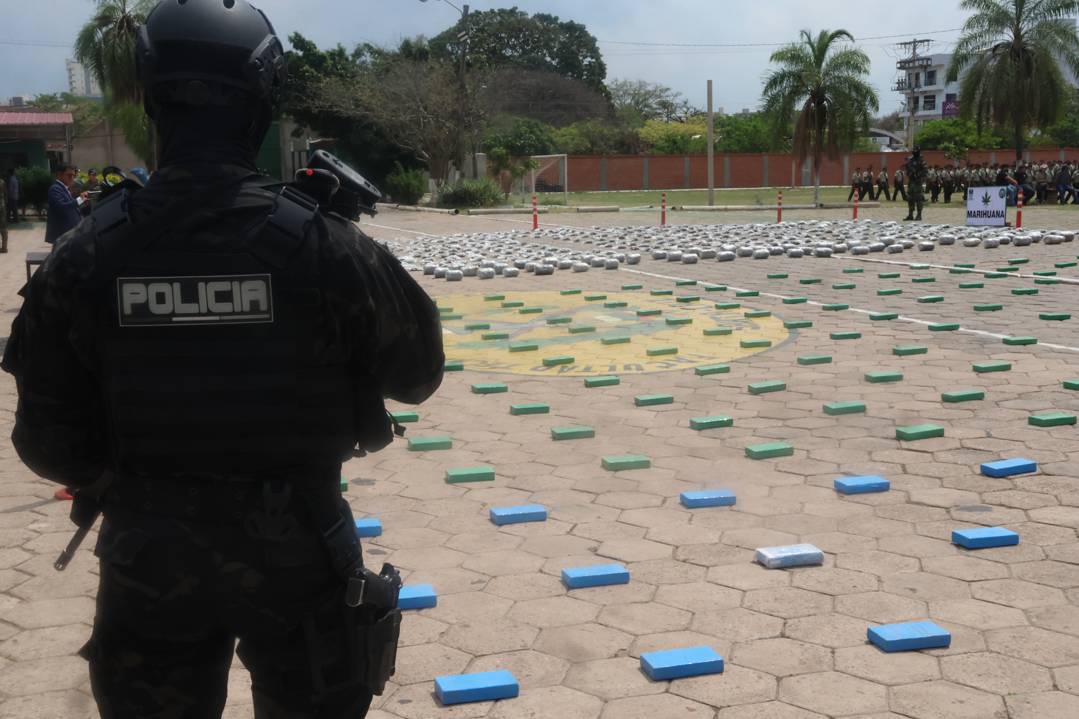 AME5407. SANTA CRUZ (BOLIVIA), 01/09/2025.- Un integrante de la Policía de Bolivia custodia droga incautada este lunes, en Santa Cruz (Bolivia). La fuerza antinarcóticos de Bolivia informó sobre el decomiso de unos 596 kilos de cocaína y marihuana en tres recientes operaciones realizadas en la región oriental de Santa Cruz y la amazónica Beni. EFE/ Juan Carlos Torrejón