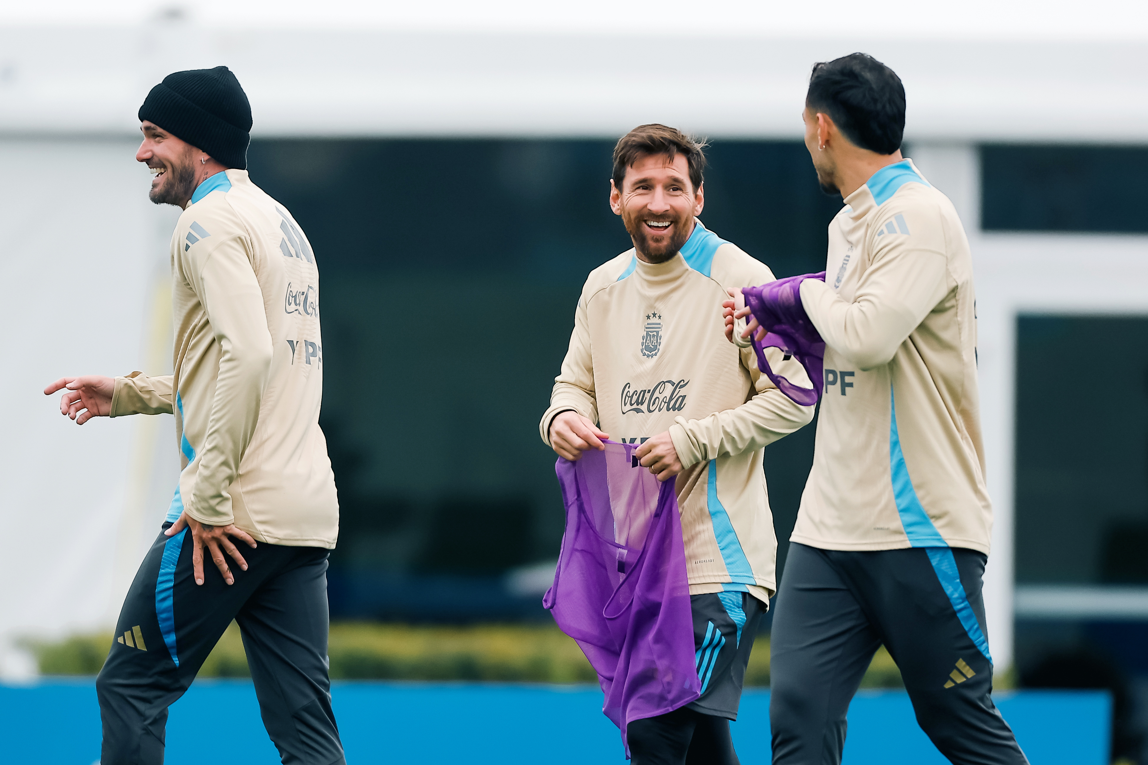 AME5552. EZEIZA (ARGENTINA), 02/09/2025.- Los jugadores de la selección argentina de fútbol Rodrigo de Paul (i), Lionel Messi (c) y Leandro Paredes participan en un entrenamiento este martes, en el predio de la Asociación de Fútbol Argentino (AFA) en Ezeiza (Argentina). EFE/ Juan Ignacio Roncoroni