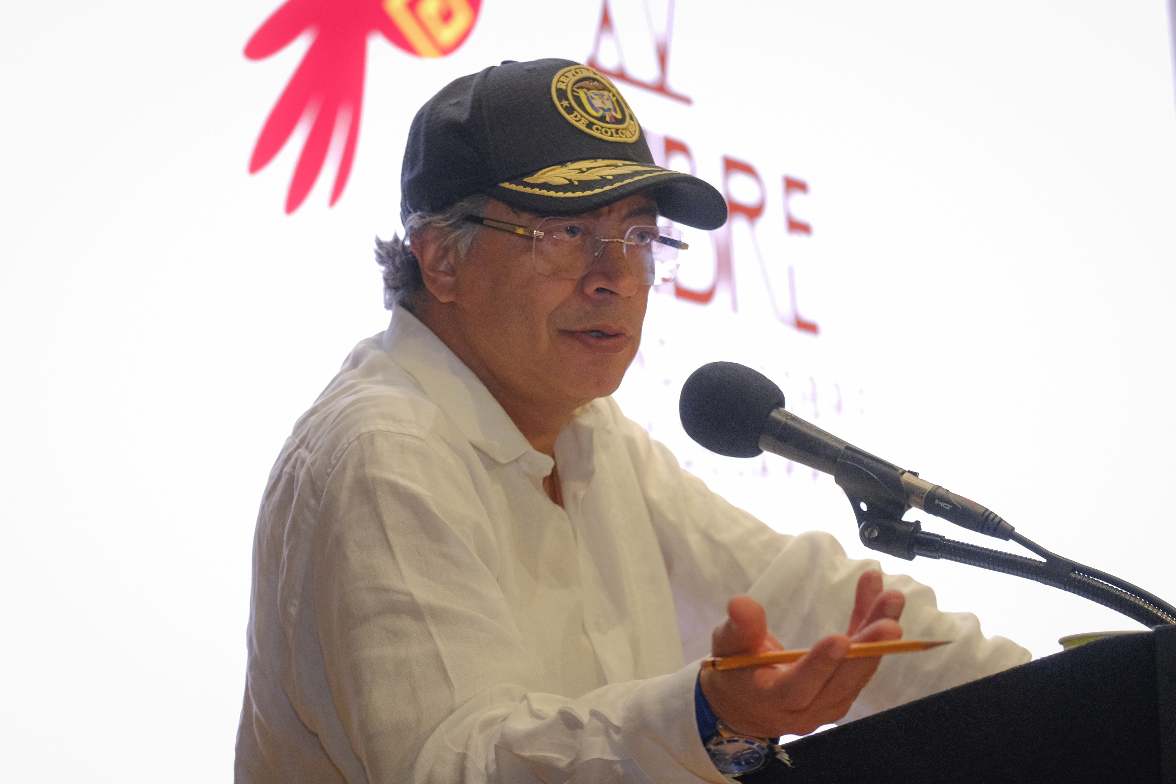 AME5596. RIOHACHA (COLOMBIA), 02/09/2025.- Fotografía cedida por la Presidencia de Colombia de su mandatario, Gustavo Petro, hablando en la XV Cumbre del Foro Mundial sobre Migración y Desarrollo este martes, en Riohacha (Colombia). El Gobierno de Colombia ve la XV Cumbre del Foro Mundial sobre Migración y Desarrollo como una oportunidad para llegar a compromisos que hagan más eficiente la gestión global de la migración y reconozcan sus aportes al desarrollo. EFE/ Presidencia de Colombia /SOLO USO EDITORIAL/NO VENTAS/SOLO DISPONIBLE PARA ILUSTRAR LA NOTICIA QUE ACOMPAÑA (CRÉDITO OBLIGATORIO)