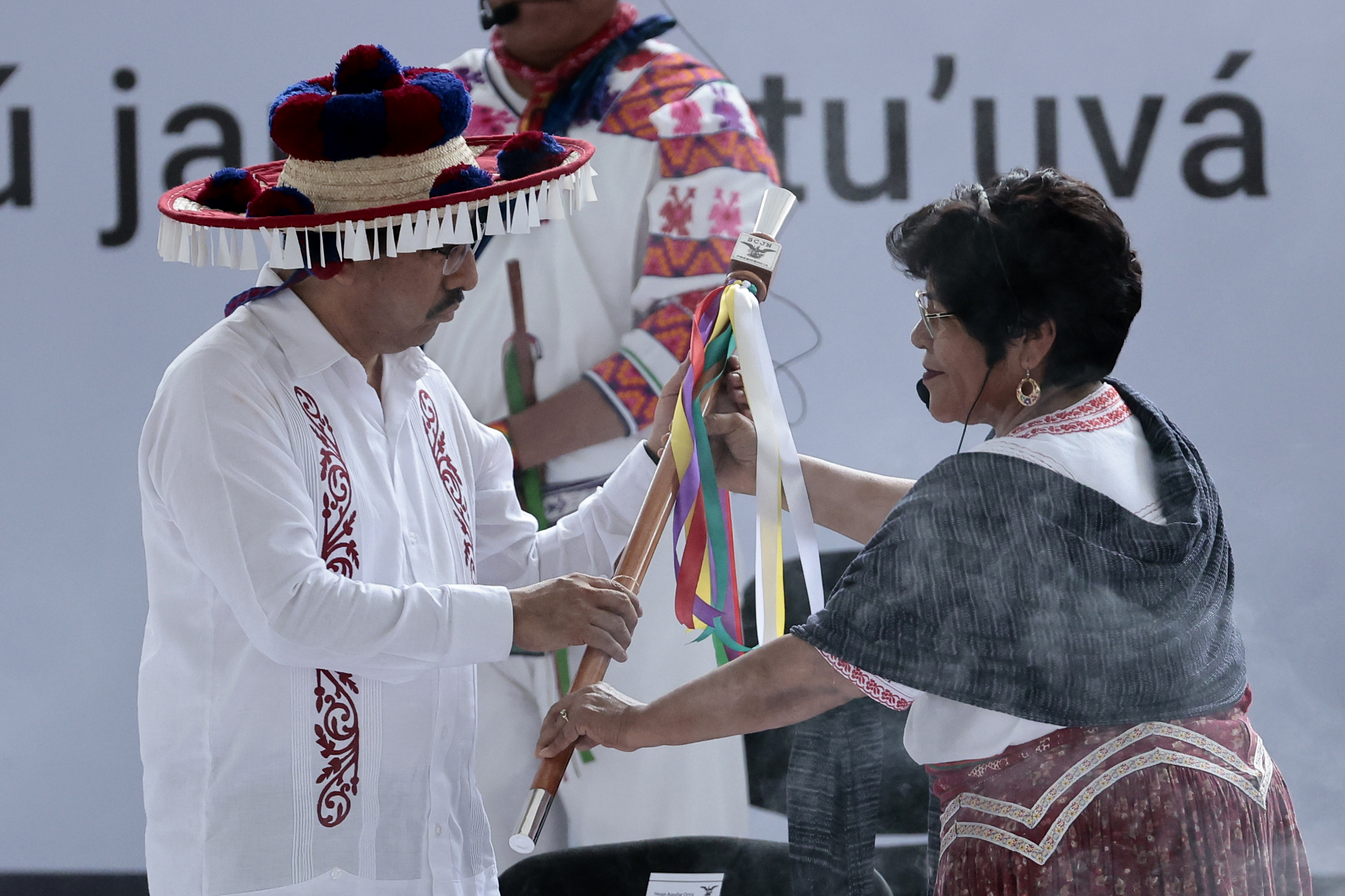 MEX1492. CIUDAD DE MÉXICO (MÉXICO), 01/09/2025.- El ministro presidente de la Suprema Corte de Justicia de la Nación (SCJN), Hugo Aguilar, participa en la ceremonia de purificación y entrega de bastones de mando y de servicio por parte de los representantes de los pueblos indígenas este lunes, en Ciudad de México (México). EFE/José Méndez