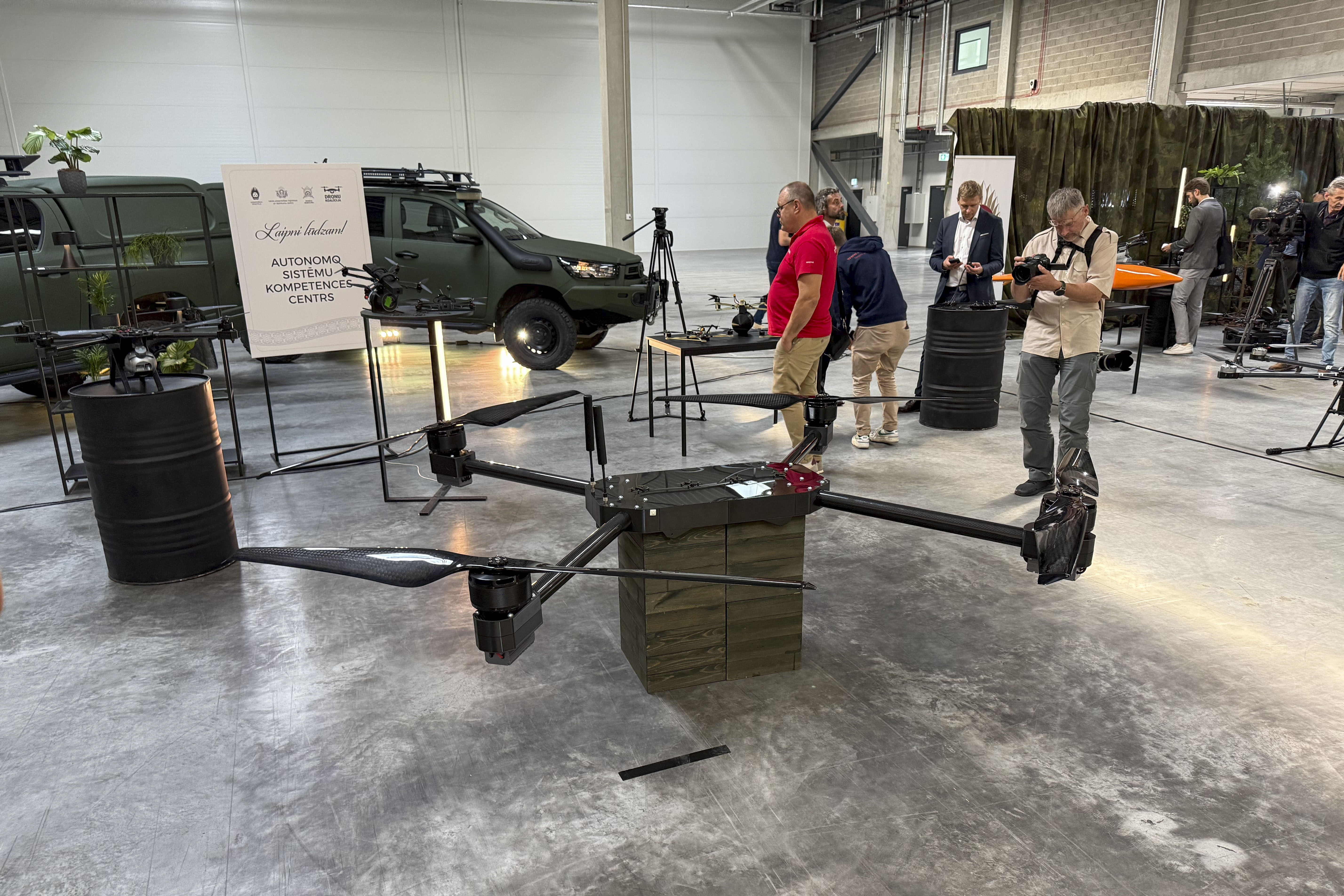 RIGA, 03/09/2025.- Letonia duplicará su gasto en drones militares el año que viene hasta 100 millones de euros, según anunció este miércoles el ministro de Defensa, Andris Spruds en la inauguración de un centro de desarrollo de vehículos aéreos no tripulados en Riga, en la imagen. Spruds, que co-preside, junto con su homólogo británico, la conocida como Coalición de Drones, con una veintena de integrantes, afirmó que el año que viene el Ejército ucraniano y la Coalición de Drones "contarán con un total de 100 millones de euros" de Letonia, que está "duplicando su inversión en el desarrollo de drones".-EFE/ Juris Kazha