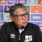 AME5857. CIUDAD DE GUATEMALA (GUATEMALA), 03/09/2025.- El seleccionador de El Salvador, Hernán Darío Gómez, habla en una rueda de prensa este miércoles, en el estadio Cementos Progreso en Ciudad de Guatemala (Guatemala).EFE / Fernando Ruiz
