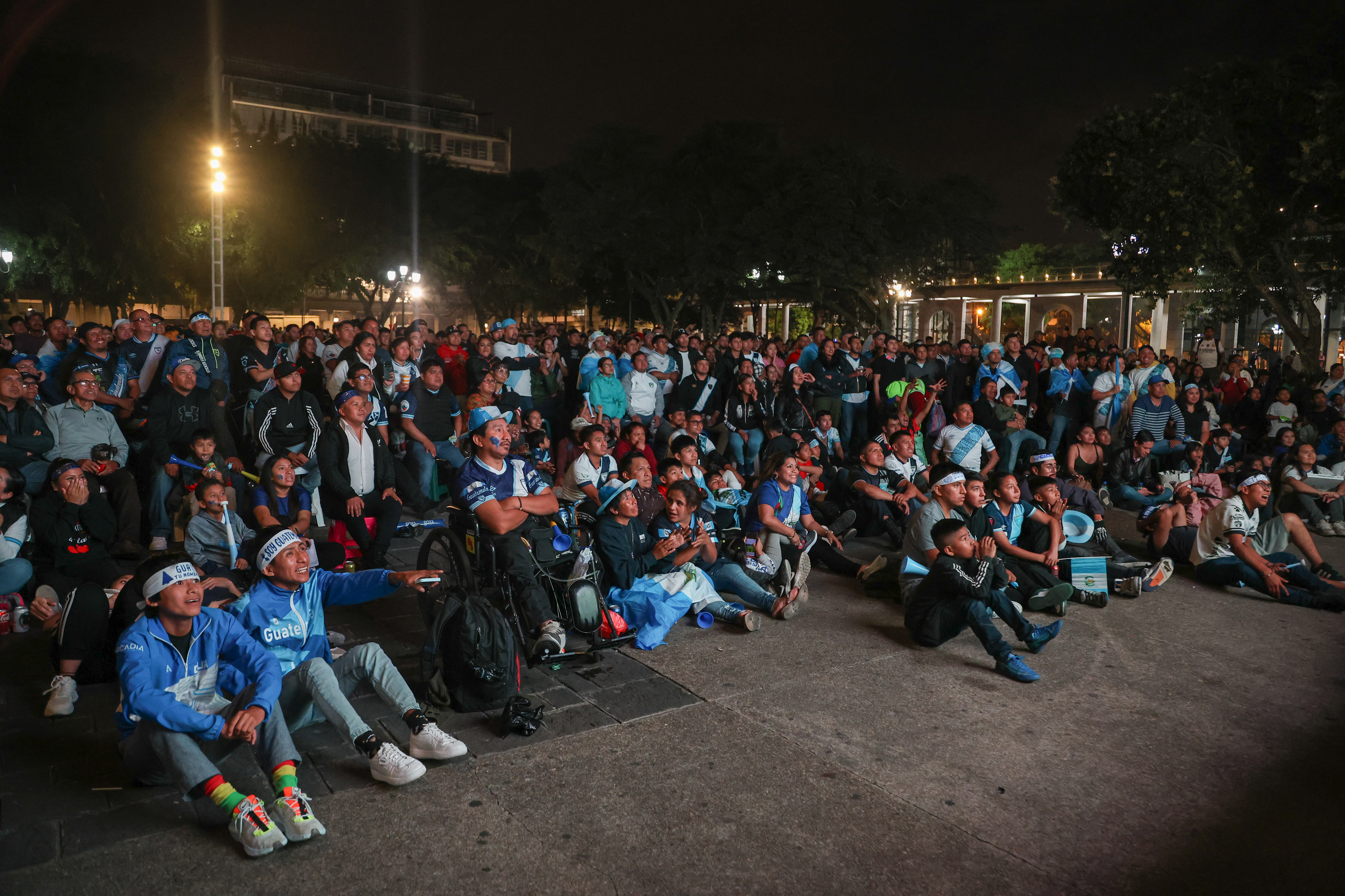 Un grupo de guatemaltecos sigue el partido Guatemala vs. El Salvador el 4 de septiembre de 2025 en la Plaza de la Constitución, en las eliminatorias al la Copa Mundial 2026. La transmisión de este encuentro en esta sede tuvo un costo aproximado de Q90 mil, incluyendo pantalla LED y sistema de audio.
