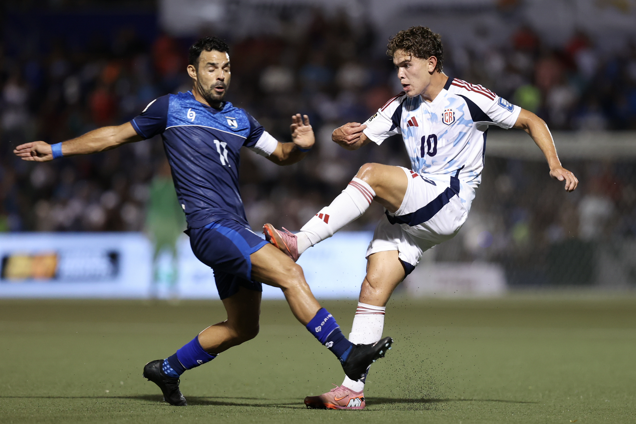 AME6742. MANAGUA (NICARAGUA), 05/09/2025.- Brandon Aguilera (d) de Costa Rica comete una infracción este viernes, en un partido por la clasificación de Concacaf para la Copa Mundial de Fútbol entre Nicaragua y Costa Rica en el estadio Nacional de Fútbol, en Managua (Nicaragua). EFE/ STR