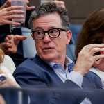 FLUSHING MEADOWS (United States), 06/09/2025.- US comedian Stephen Colbert attends the women's singles final match of the US Open Tennis Championships at the USTA Billie Jean King National Tennis Center in Flushing Meadows, New York, USA, 06 September 2025. (Tenis, Nueva York) EFE/EPA/SARAH YENESEL FLUSHING MEADOWS (United States), 06/09/2025.- US comedian Stephen Colbert attends the women's singles final match of the US Open Tennis Championships at the USTA Billie Jean King National Tennis Center in Flushing Meadows, New York, USA, 06 September 2025. (Tenis, Nueva York) EFE/EPA/SARAH YENESEL