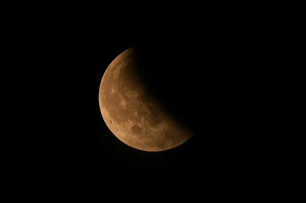 Fotografía de un eclipse lunar tomada desde España. (Foto Prensa Libre: EFE)