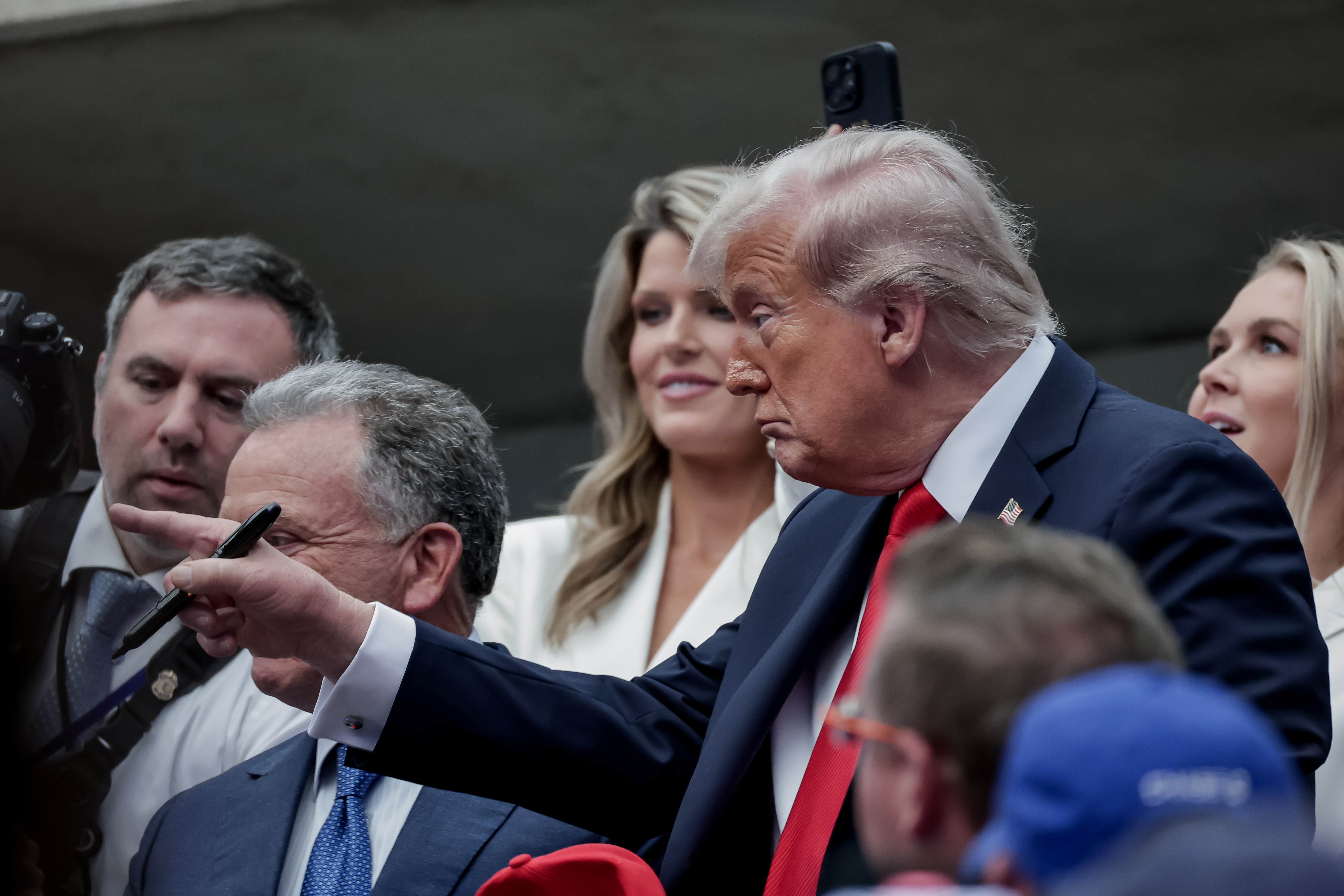 Imagen de referencia. Presidente de Estados Unidos, Donald Trump, es visto tomando una pastilla azul en el US Open. (Foto Prensa Libre: EFE).