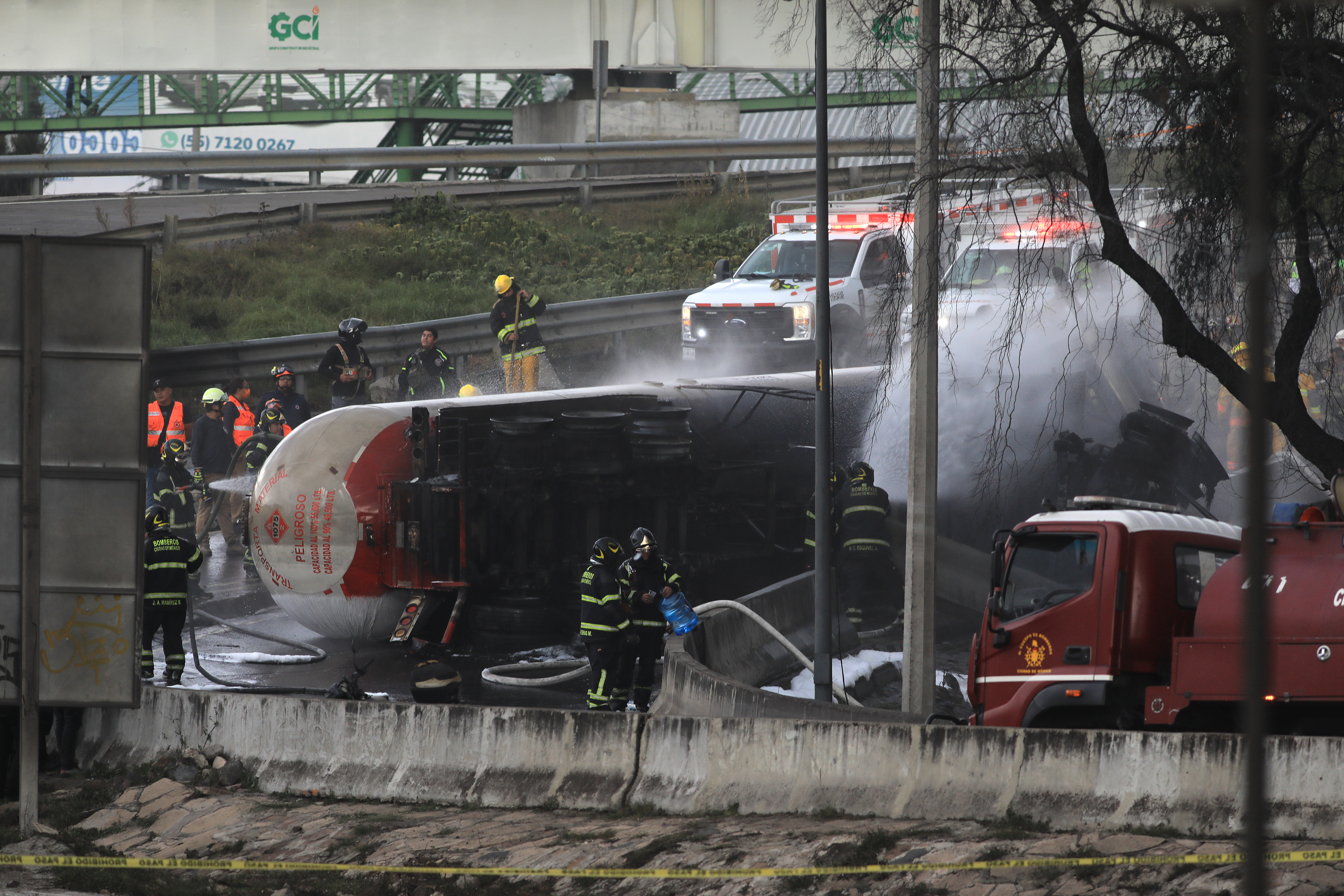 Bomberos controlan el incendio causado por la explosión de un camión de gas, en la Ciudad de México. (Foto Prensa Libre: EFE).