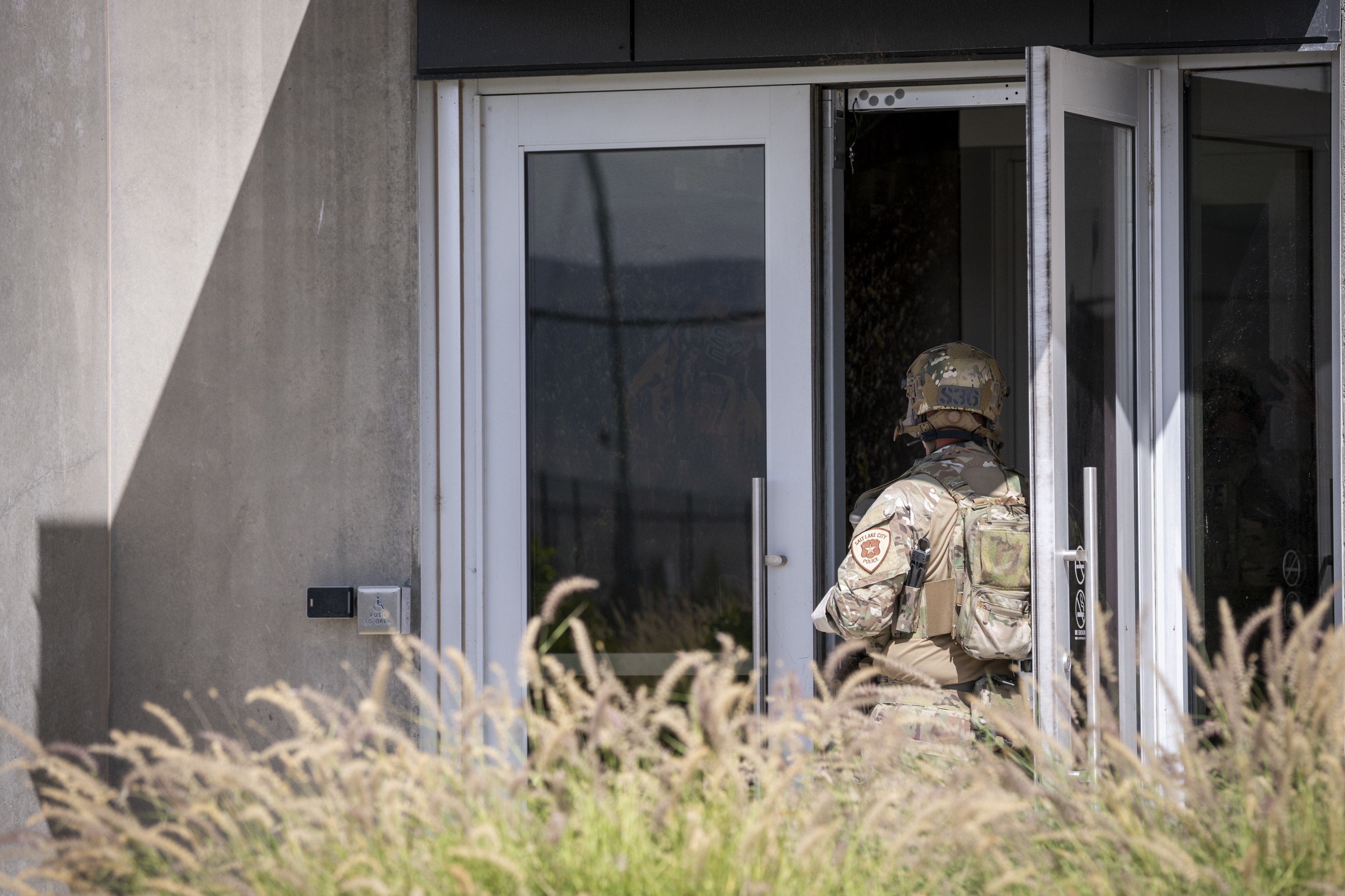 OREM (United States), 11/09/2025.- A Salt Lake City Police officer stands in the doorway of the Nuvi building following the shooting of Charlie Kirk, the CEO and co-founder of the conservative youth organization Turning Point USA, at Utah Valley University in Orem, Utah, USA, 10 September 2025. Kirk was shot at an event he was hosting at Utah Valley University and was removed from the premises by his security team, he later died in the hospital. A suspect is in custody. EFE/EPA/MARIELLE SCOTT