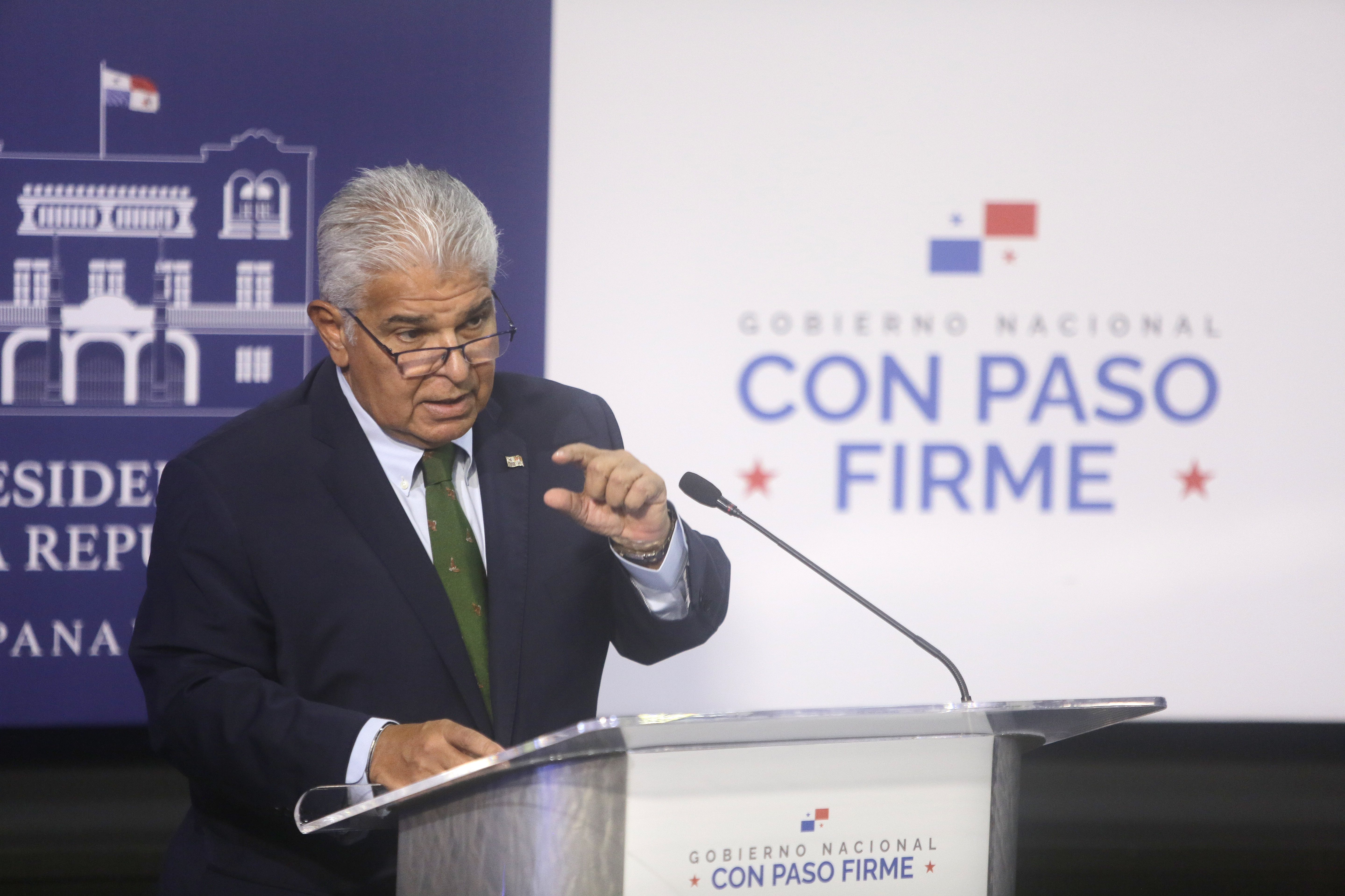 AME8556. CIUDAD DE PANAMÁ (PANAMÁ), 11/09/2025.- El presidente de Panamá, José Raúl Mulino, habla durante una rueda de prensa este jueves, en Ciudad de Panamá (Panamá). Mulino sostuvo que el paso gratuito de los buques de guerra de EE.UU. por el Canal interoceánico es inviable, pero que "se han estado explorando" otras medidas ante ese pedido de su colega estadounidense, Donald Trump. EFE/Carlos Lemos