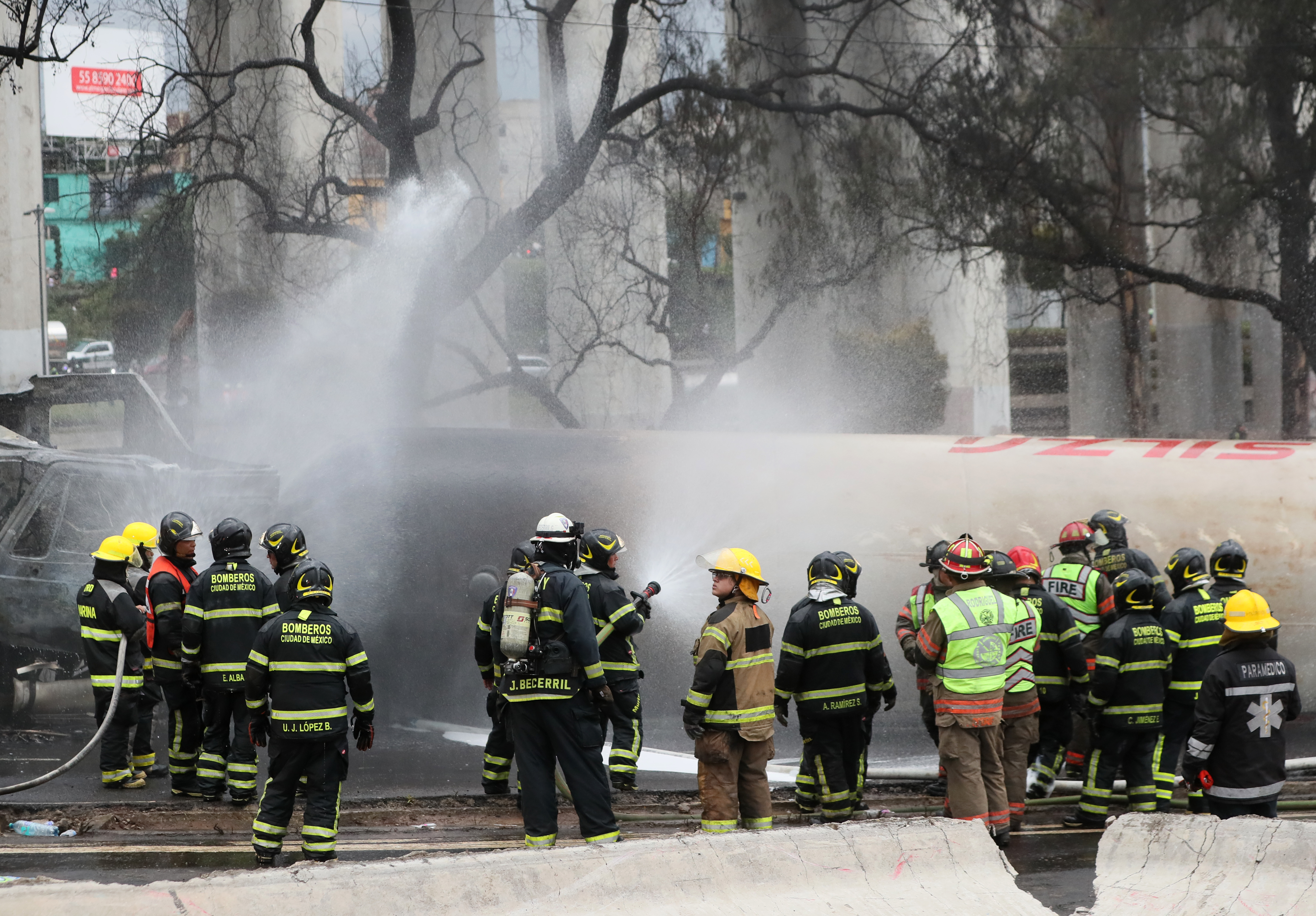 MEX2272. CIUDAD DE MÉXICO (MÉXICO), 10/09/2025.- Integrantes del Cuerpo de Bomberos controlan un incendio luego del accidente de un camión de gas este miércoles, en Ciudad de México (México). Tres fallecidos y 70 lesionados dejó la explosión de un camión de gas, con capacidad de 49.500 litros, en el oriente de la Ciudad de México, informó este miércoles la alcaldesa de la capital mexicana, Clara Brugada, al ofrecer una actualización de los lesionados. EFE/Mario Guzmán