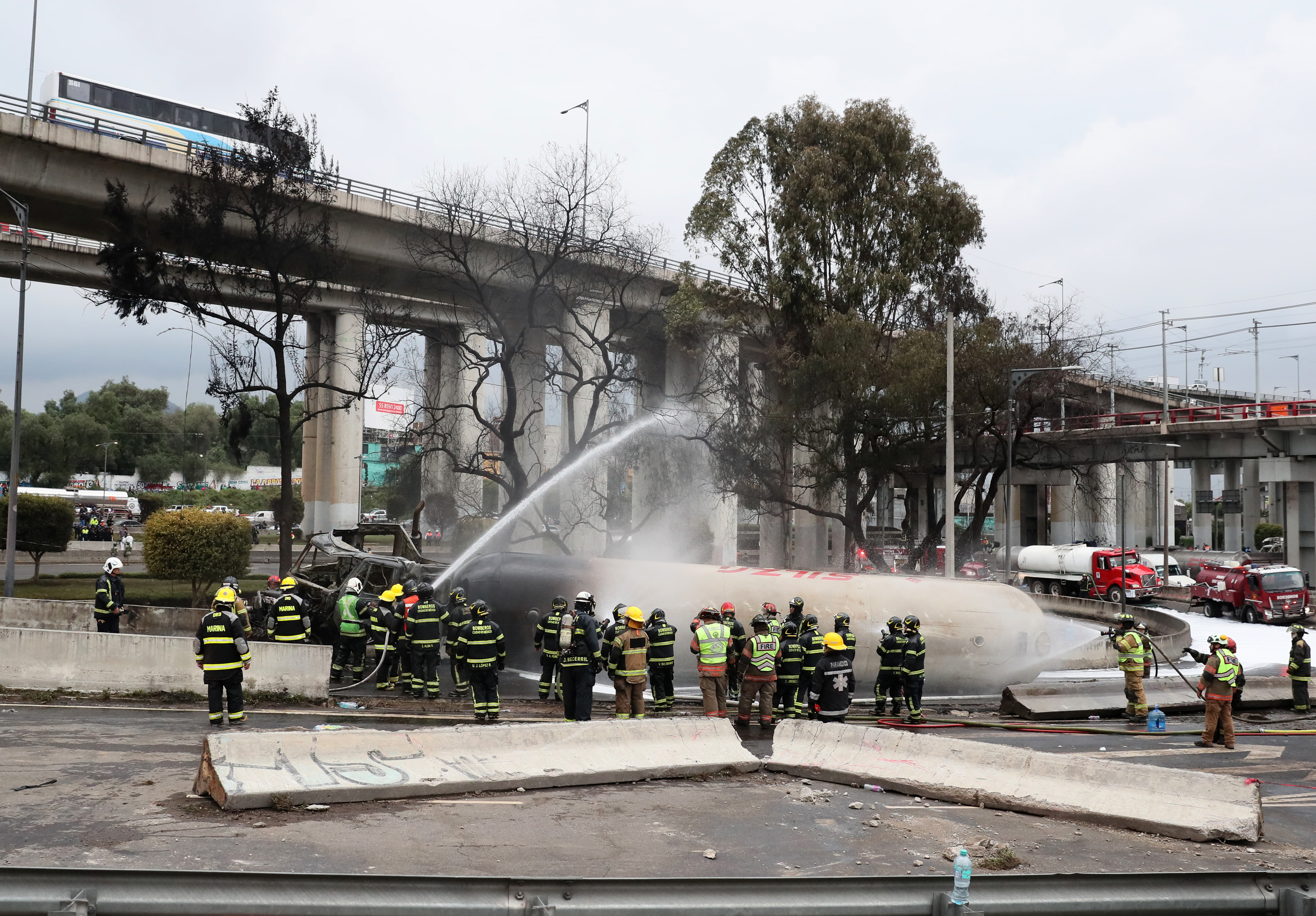 MEX2272. CIUDAD DE MÉXICO (MÉXICO), 10/09/2025.- Integrantes del Cuerpo de Bomberos controlan un incendio luego del accidente de un camión de gas este miércoles, en Ciudad de México (México). Tres fallecidos y 70 lesionados dejó la explosión de un camión de gas, con capacidad de 49.500 litros, en el oriente de la Ciudad de México, informó este miércoles la alcaldesa de la capital mexicana, Clara Brugada, al ofrecer una actualización de los lesionados. EFE/Mario Guzmán