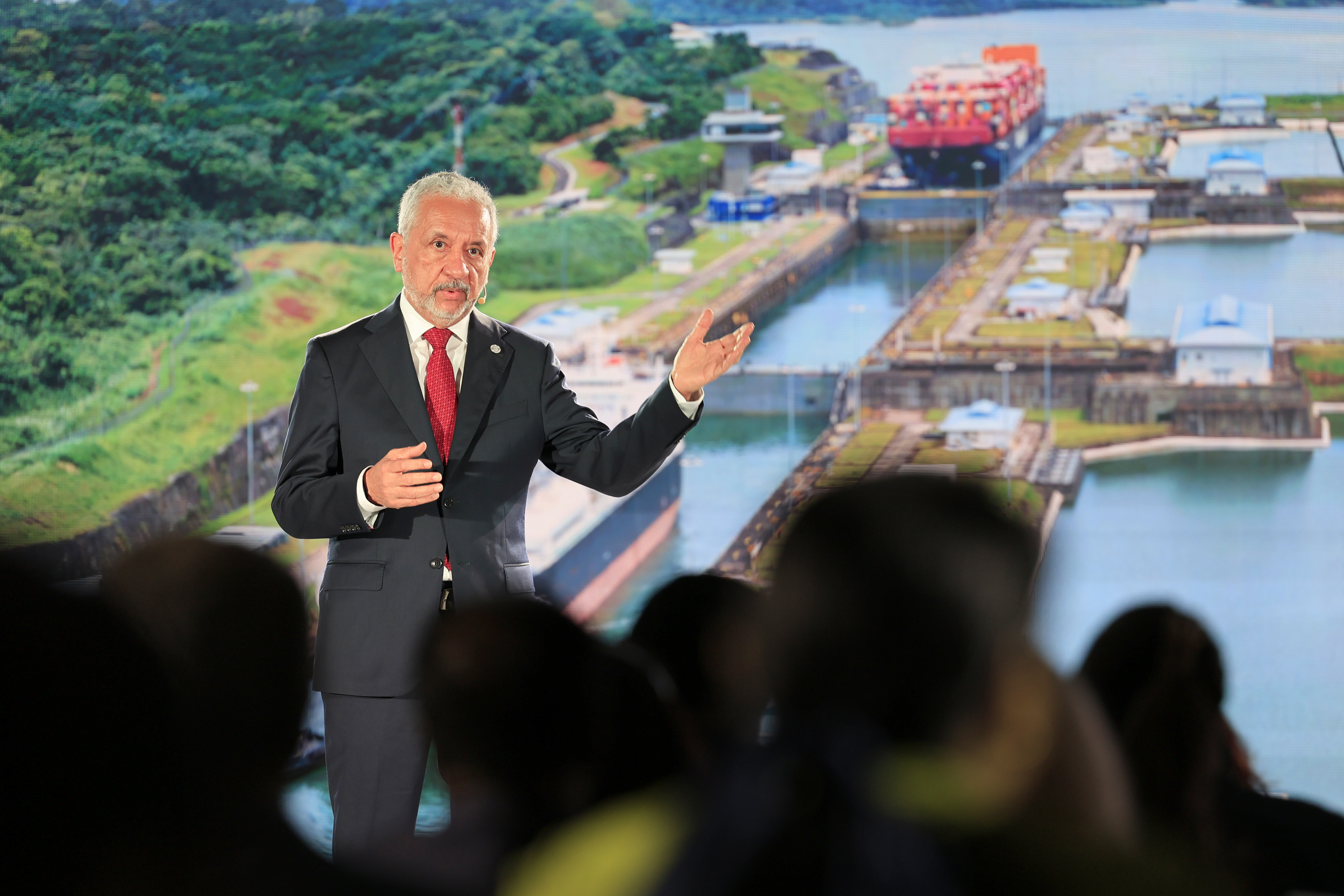 AME106. CIUDAD DE PANAMÁ (PANAMÁ), 16/09/2025.- El administrador de la Autoridad del canal de Panamá, Ricaurte Vázquez Morales, habla durante la presentación 'Canal de Panamá: Visión del futuro' este martes, en Ciudad de Panamá (Panamá). La Autoridad del Canal de Panamá (ACP) iniciará el próximo jueves los primeros acercamientos con el mercado para avanzar en la construcción de un gasoducto, una obra estratégica valorada entre 2.000 y 8.000 millones de dólares que busca diversificar las operaciones de la vía y fortalecer su competitividad. EFE/ Bienvenido Velasco