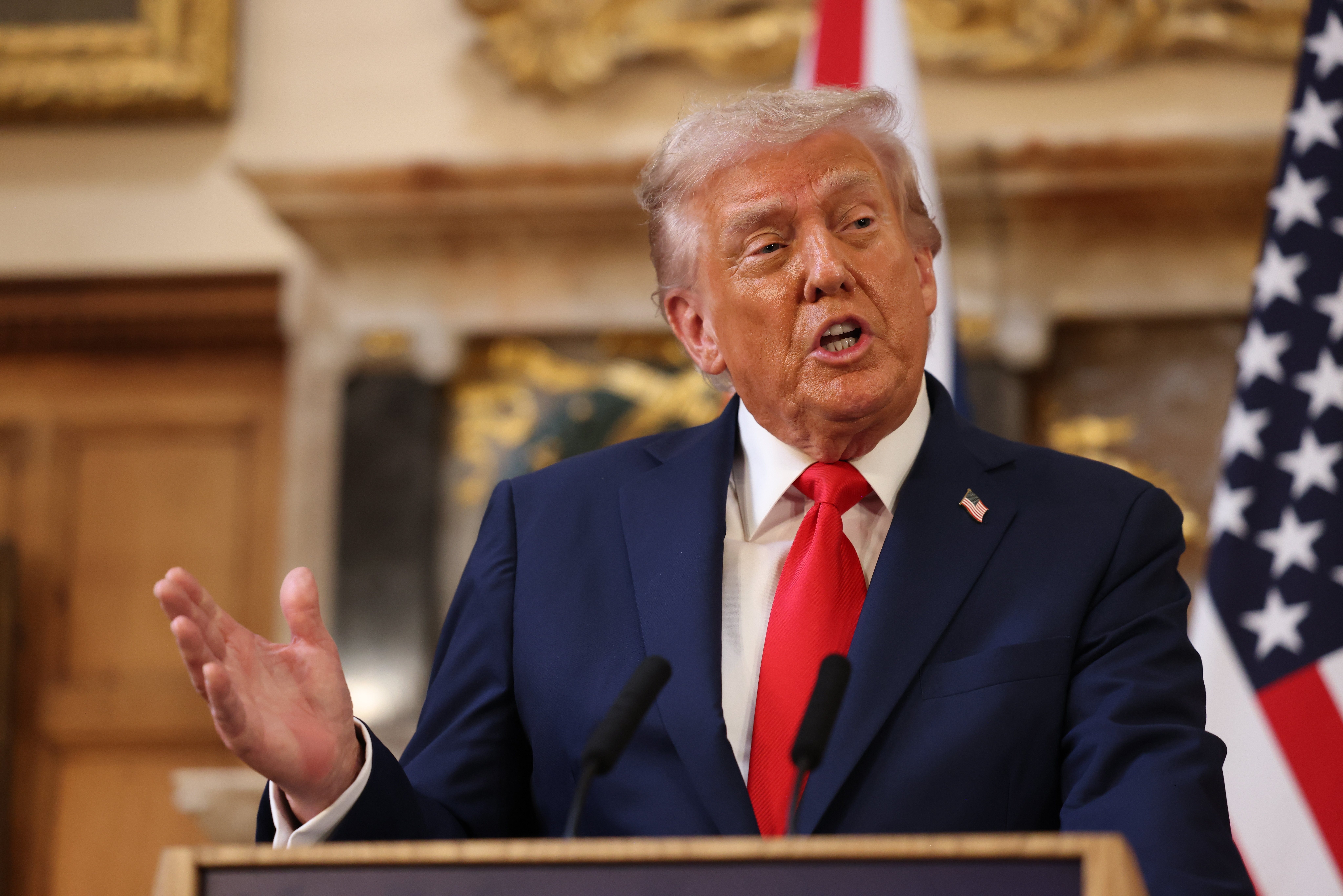 AYLESBURY (United Kingdom), 18/09/2025.- US President Donald J. Trump speaks during a press conference during their visit to Chequers, the country residence of the Prime Minister in Aylesbury, Britain, 18 September 2025. President Trump is on his second state visit to the UK where he met with the King and with the Prime Minister Starmer. (Reino Unido) EFE/EPA/NEIL HALL / POOL