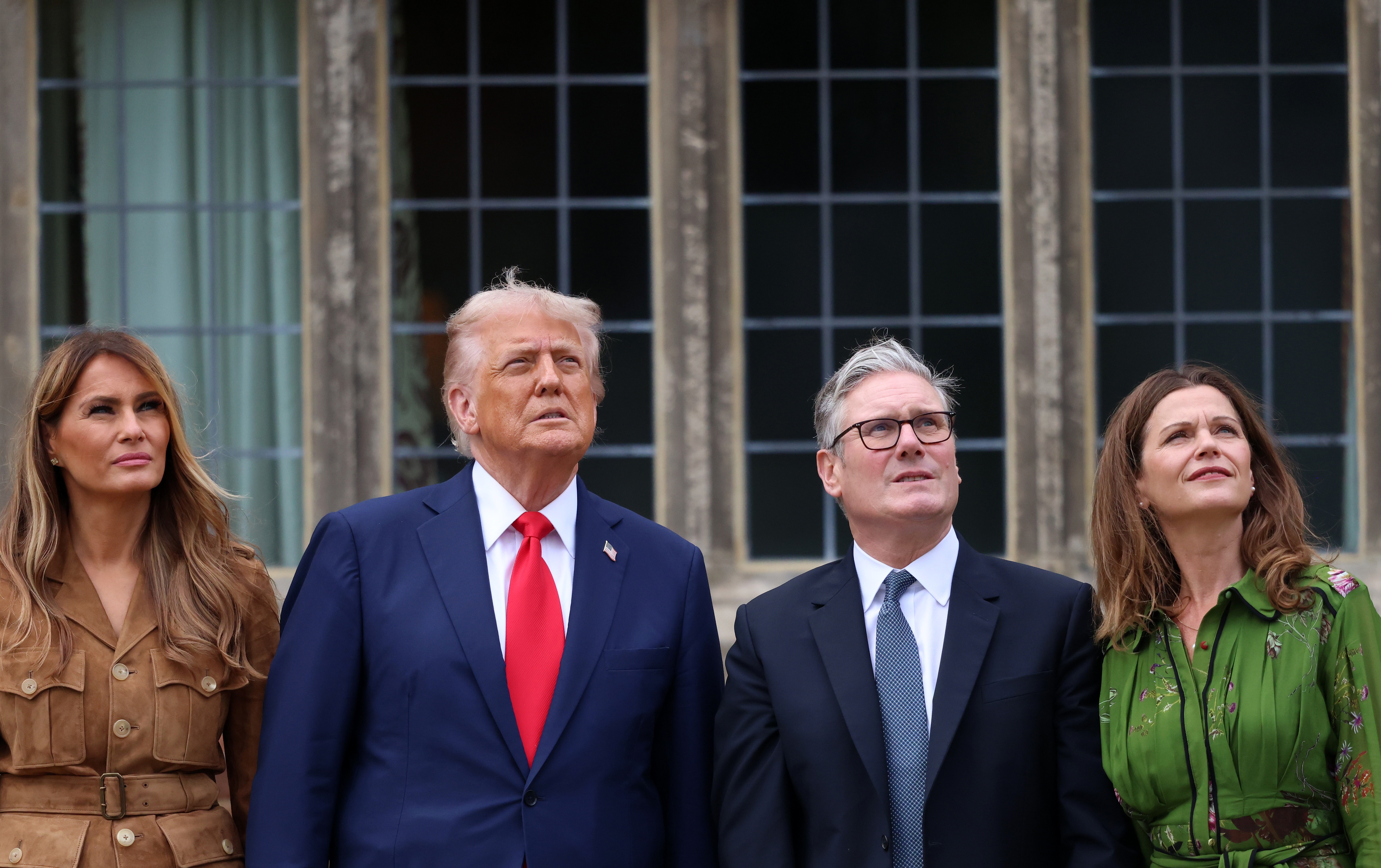 AYLESBURY (United Kingdom), 18/09/2025.- (L-R) US First Lady Melania Trump, US President Donald Trump, British Prime Minister Sir Keir Starmer and his wife Victoria Starmer as they look at a Red Devils air display at Chequers in Buckinghamshire, Britain, 18 September 2025. President Trump is on his second state visit to the UK where he met with the King and will meet with the Prime Minister. (Reino Unido) EFE/EPA/ANDY RAIN / POOL