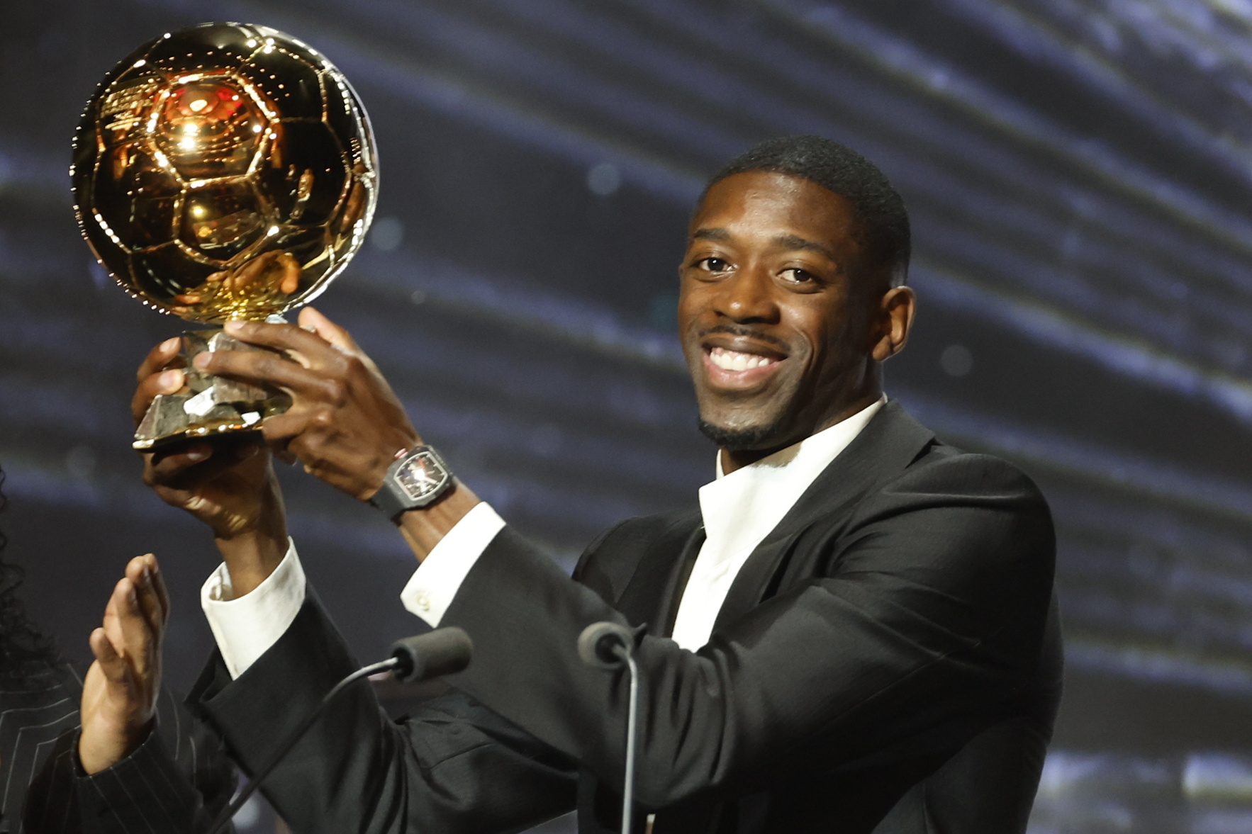 El jugador del Paris Saint-Germain Ousmane Dembélé celebra levantar el trofeo del Balón de Oro masculino durante la ceremonia del Balón de Oro 2025. (Foto Prensa Libre: EFE) 