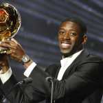 El jugador del Paris Saint-Germain Ousmane Dembélé celebra levantar el trofeo del Balón de Oro masculino durante la ceremonia del Balón de Oro 2025. (Foto Prensa Libre: EFE)