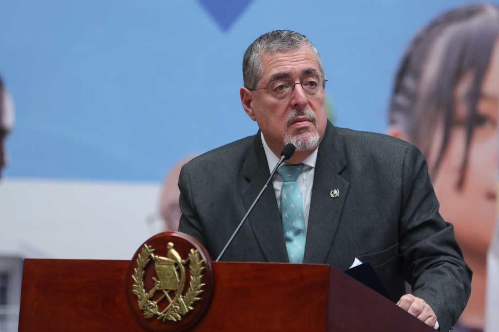 AME1604. CIUDAD DE GUATEMALA (GUATEMALA), 22/09/2025.- El presidente de Guatemala, Bernardo Arévalo de León, habla en una rueda de prensa este lunes, en el Palacio Nacional de la Cultura de Ciudad de Guatemala (Guatemala). La economía de Guatemala crecerá un 4 % este 2025 impulsada principalmente por el envío de remesas desde el extranjero y las exportaciones, según aseguró el presidente del país centroamericano, Bernardo Arévalo de León. EFE/ Mariano Macz
