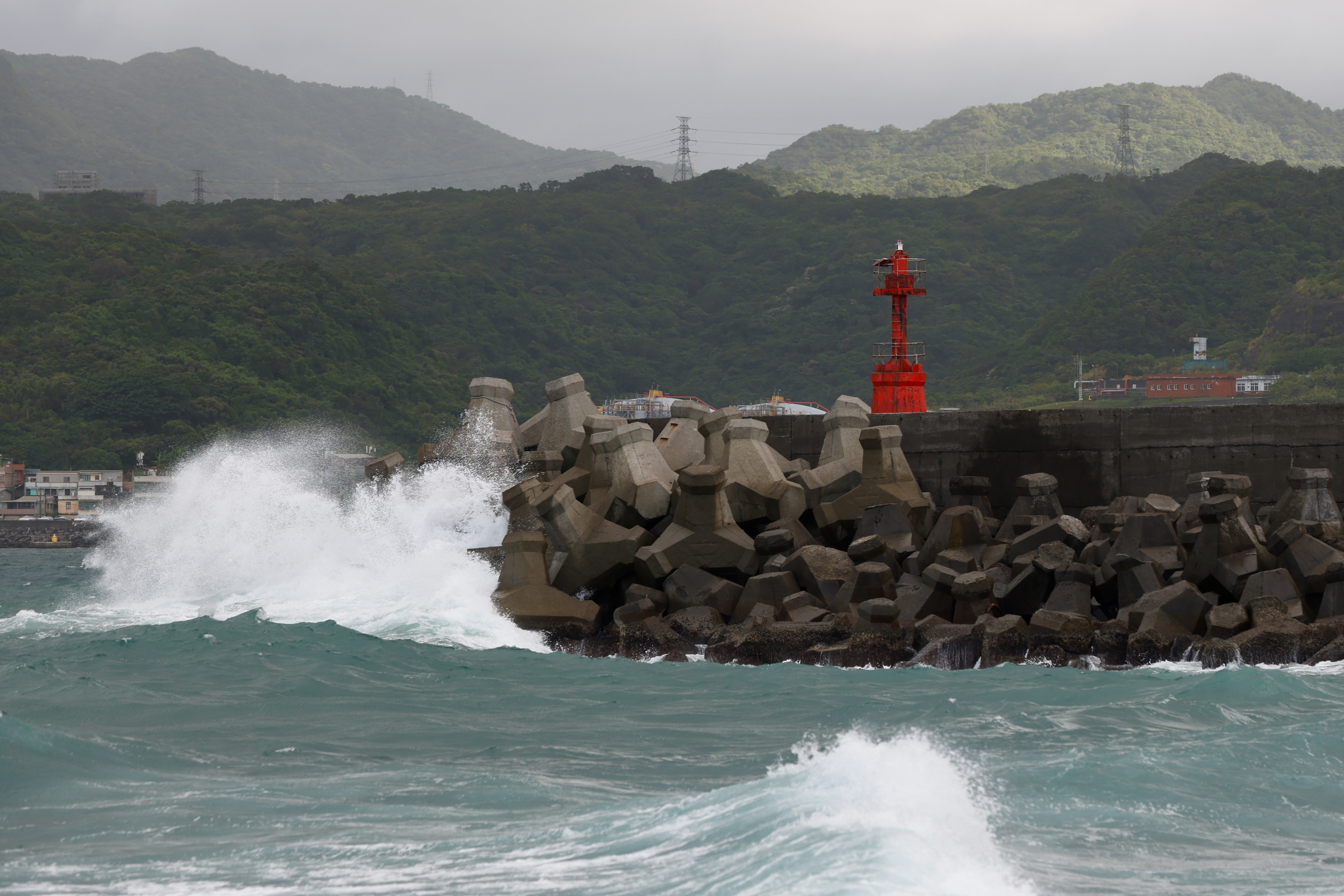 Olas del tifón Ragasa golpean el rompeolas en Ciudad Nueva Taipéi, Taiwán, este 22 de septiembre. El ciclón se acerca a su punto más cercano al país. (Foto Prensa Libre: EFE)
