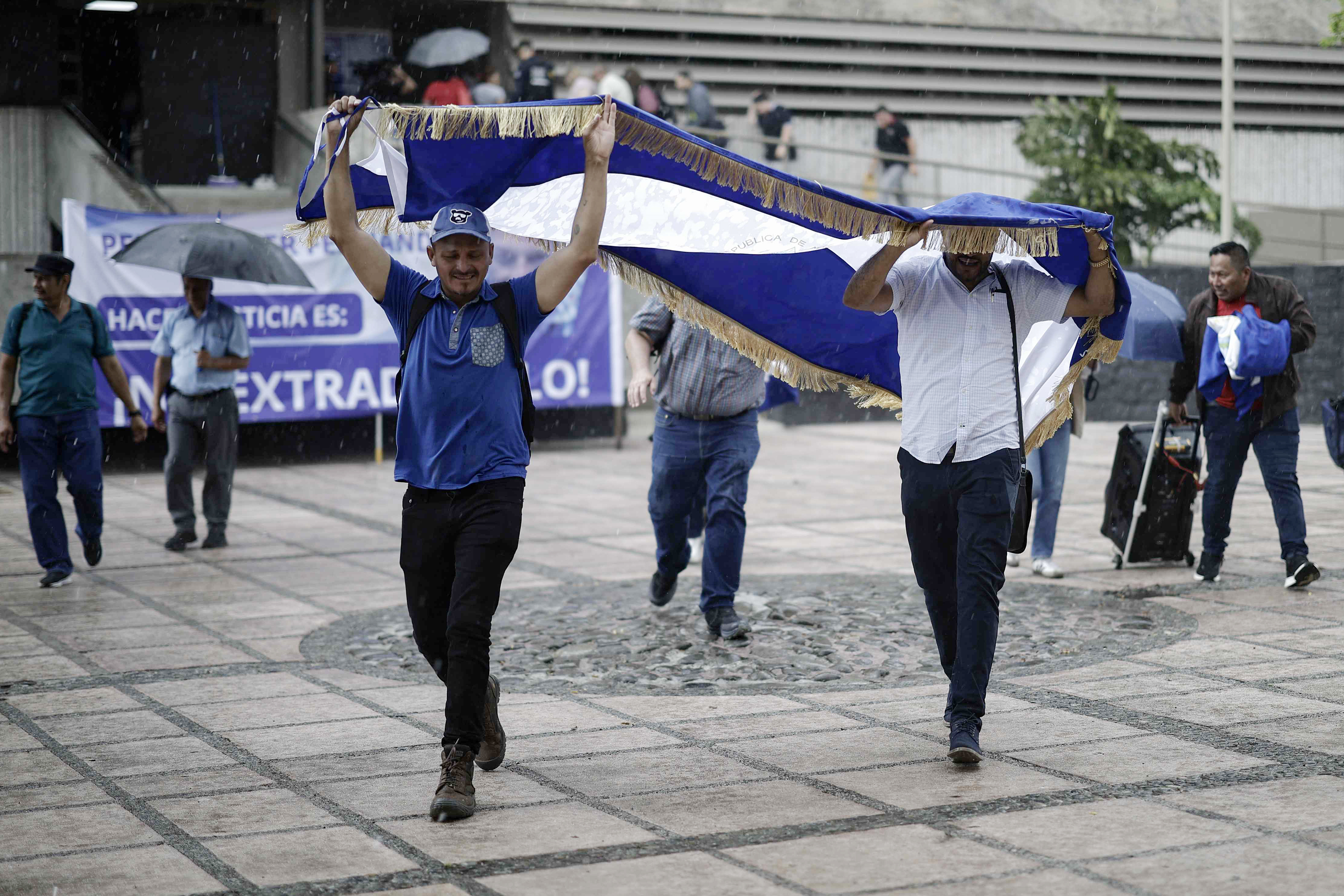 Los Ortega reprimen a la oposición