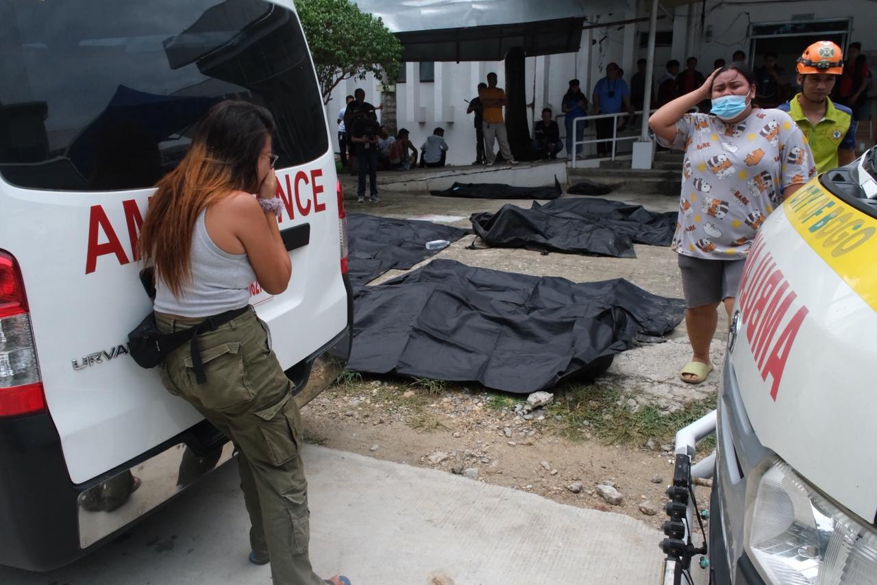 BOGO (Philippines), 01/10/2025.- Villagers mourn on the death of their relatives in the aftermath of an earthquake in Bogo city, Cebu island, Philippines, 01 October 2025. According to a statement by the Cebu island Provincial Disaster Risk Reduction and Management Office (PDRRMO) released on 01 October, at least 61 people were killed following a 6.9-magnitude earthquake that struck off the coast of Cebu Island on 30 September. The earthquakes epicenter was located near Bogo City. (Terremoto/sismo, Filipinas) EFE/EPA/JUANITO ESPINOSA