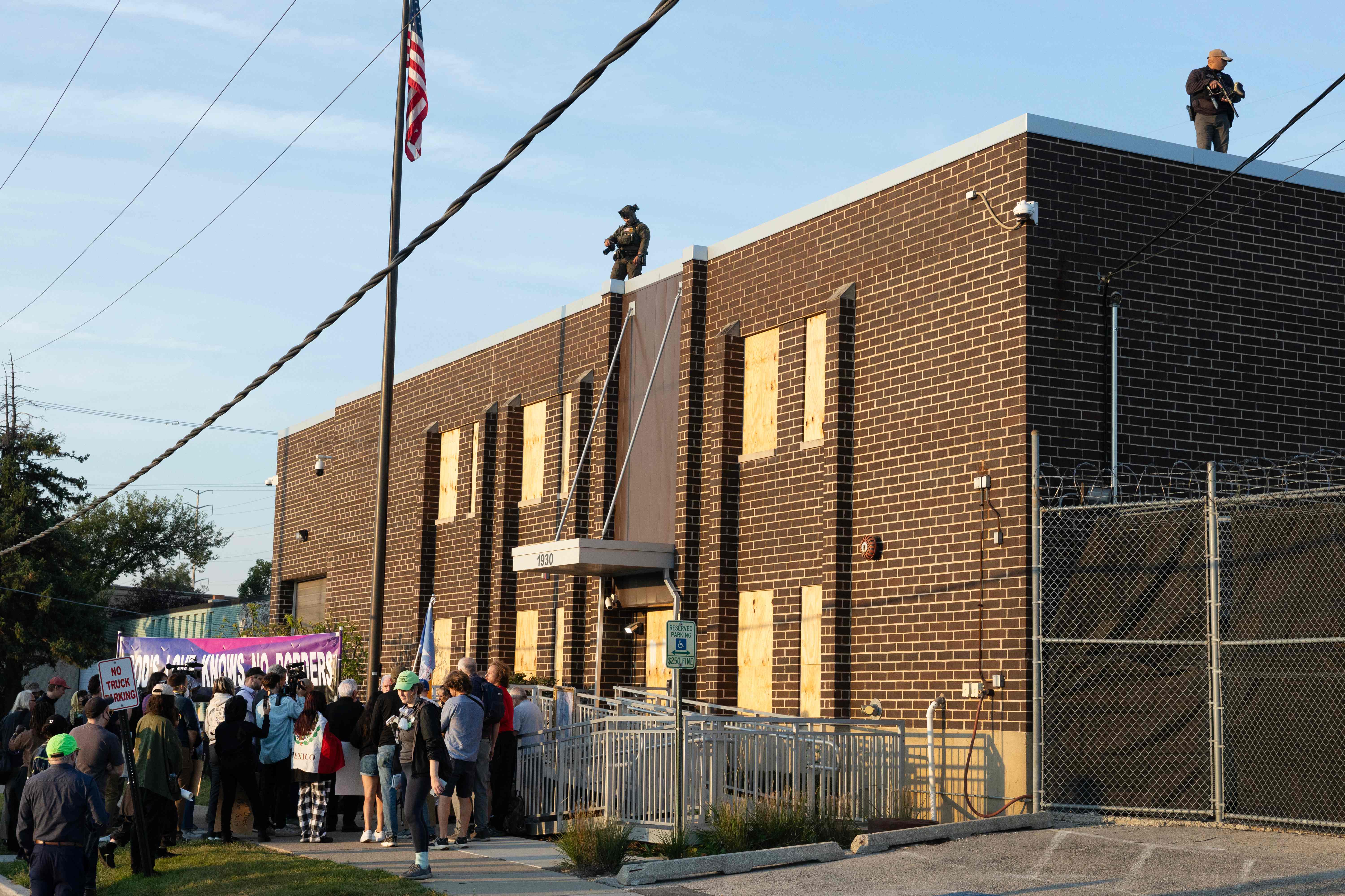Una multitud de manifestantes se concentra frente a un centro de control migratorio, para protestar en contra de las fuertes políticas migratorias del presidente Donald Trump. (Foto Prensa Libre: AFP)'