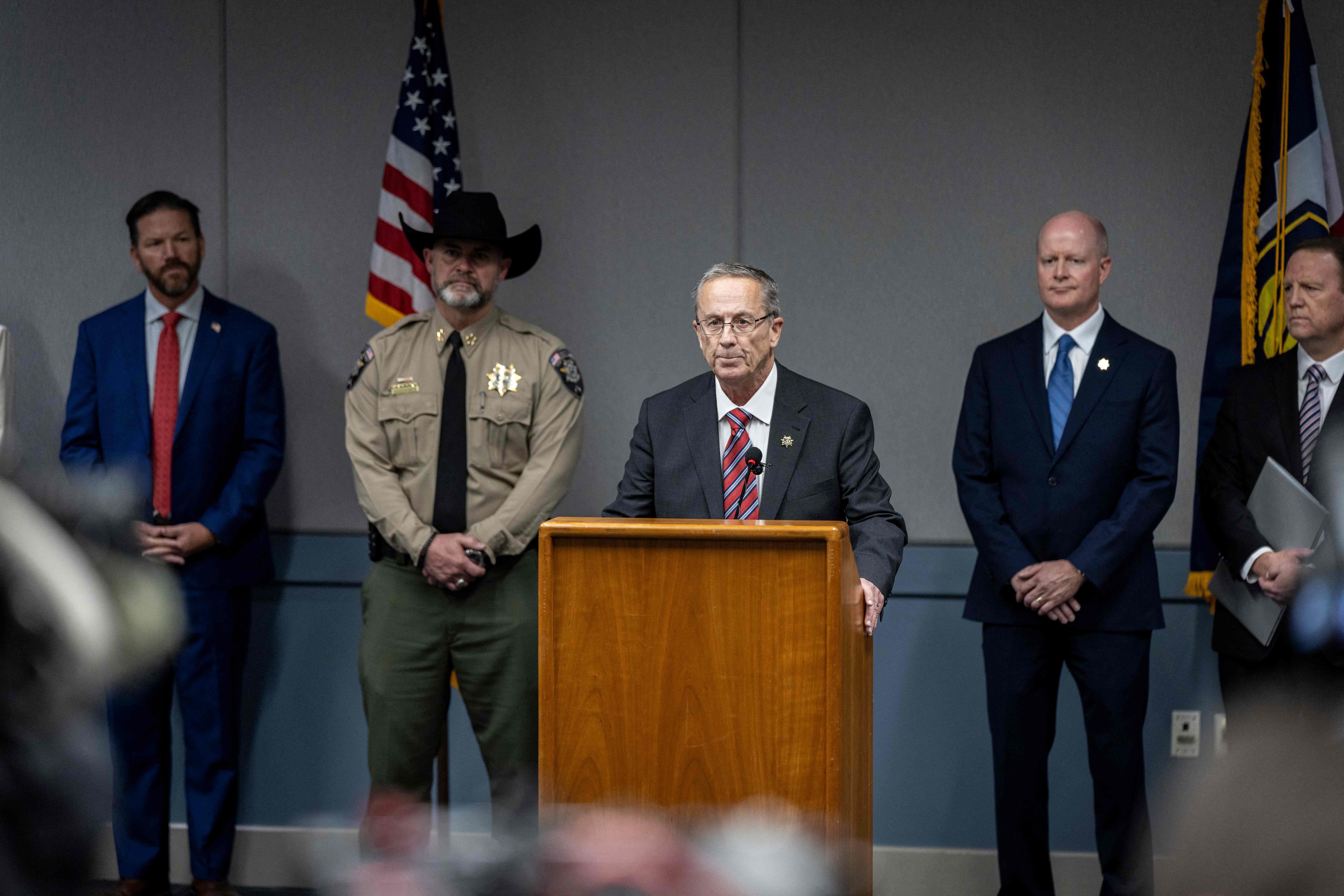Jeff Grey, fiscal del condado de Utah, lee los cargos para Tyler Robinson, sospechoso del asesinato de Charlie Kirk. (Foto Prensa Libre: AFP).