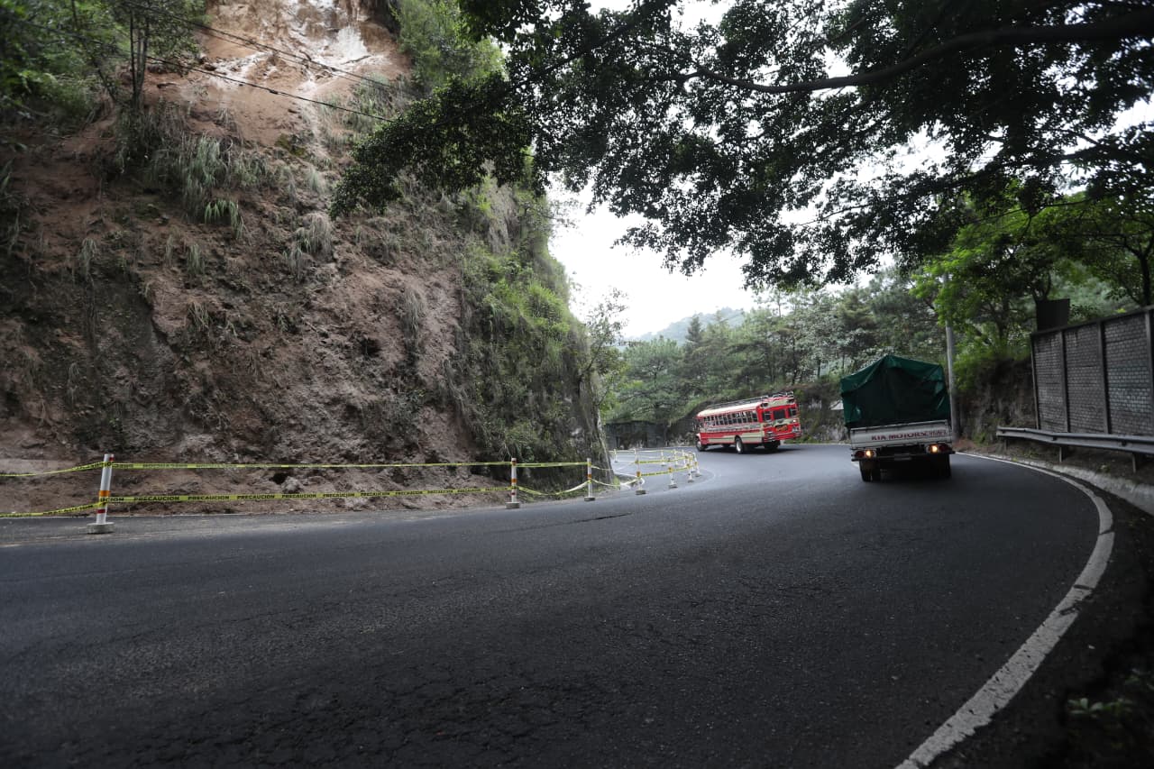 Kilómetro 9.5 de la avenida Hincapié presenta daños. (Foto Prensa Libre: Emilio Chang)