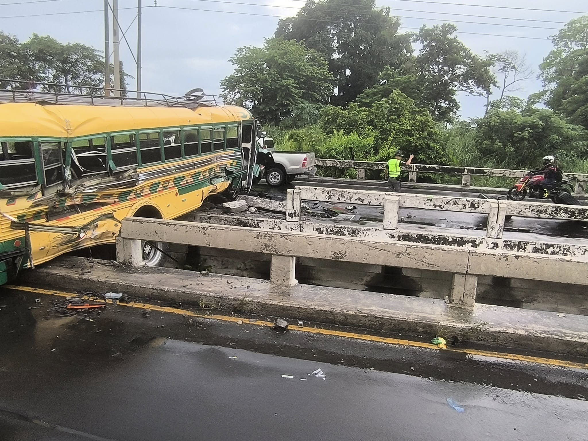 Bomberos atienden la emergencia tras el accidente de un autobús en el kilómetro 65 de la ruta entre Escuintla y Siquinalá. (Foto Prensa Libre: Tomada del Facebook de Joaquín Lopic Yaxón)