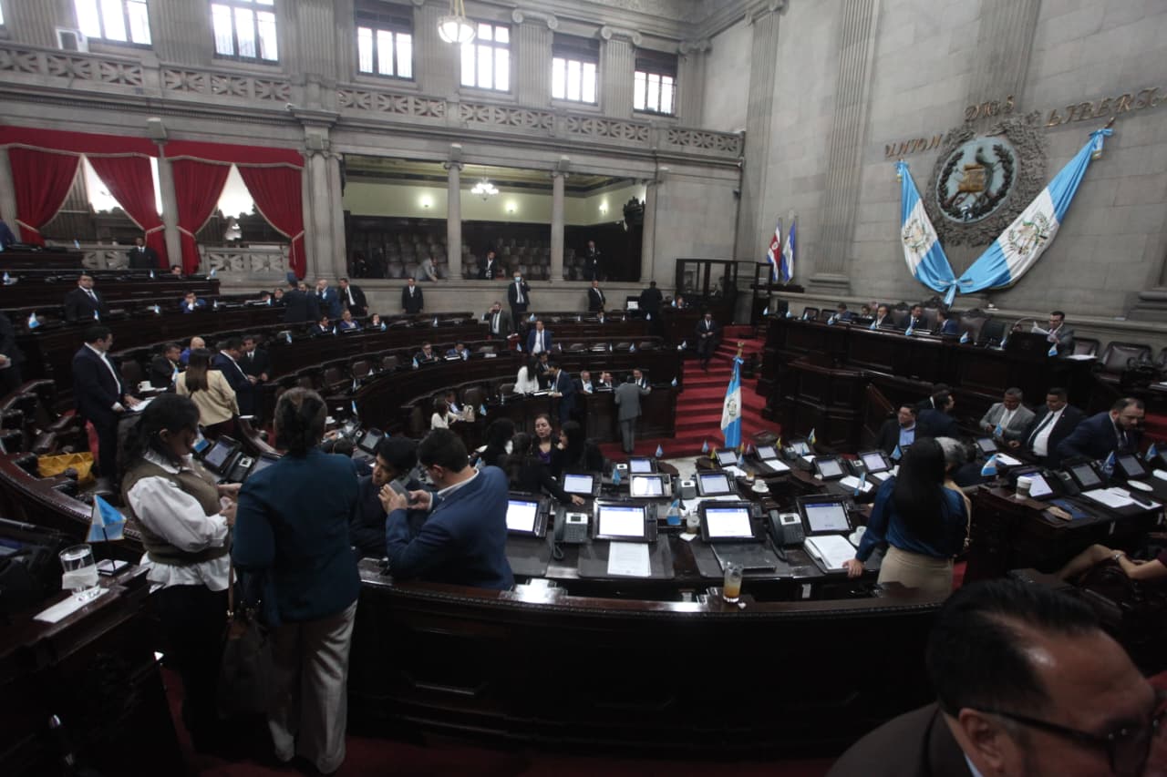 Parlamentarios sesionan en el hemicilco. (Foto Prensa Libre: Daniel Samayoa)