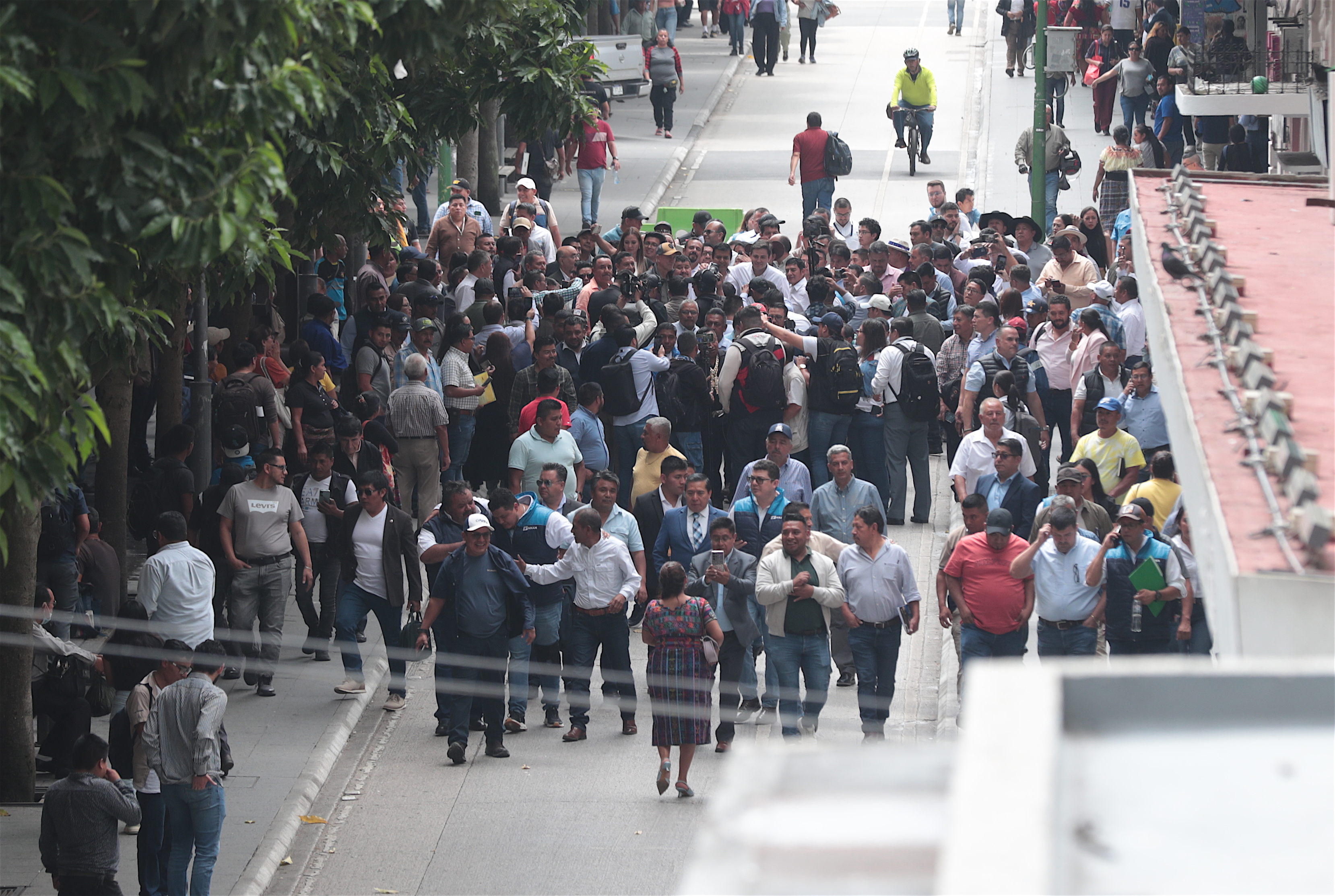 Alcaldes se enfilaron por el Paseo de la Sexta Avenida hacia las instalaciones de la Secretaría General de la Presidencia, para hacer entrega de cartas, en el cual piden al presidente Arévalo, sancionar el Decreto 7-2025. (Foto Prensa Libre: Esbin Garcia)