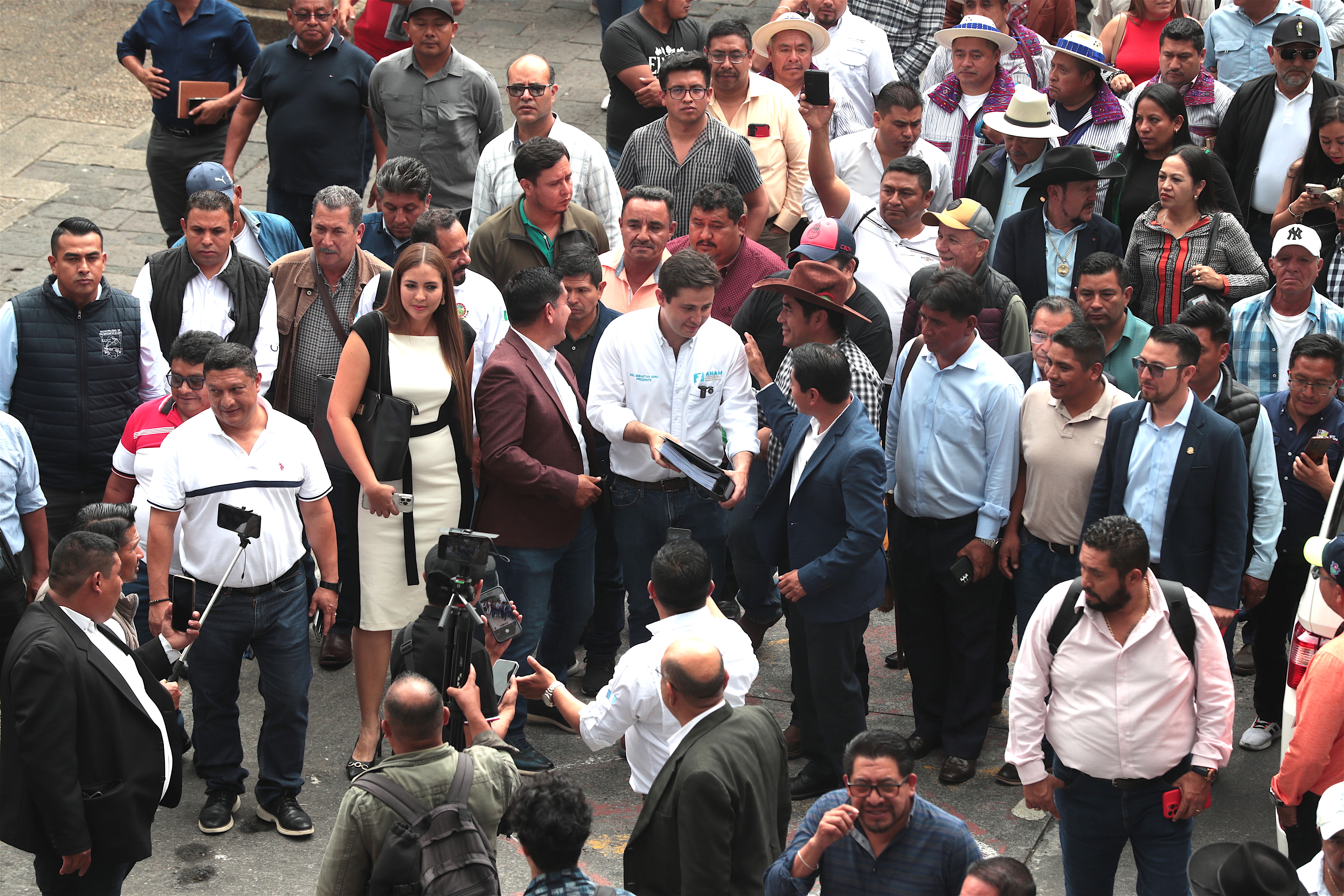 Los diputados oficialistas y sus aliados sumaron 36 votos para anular el decreto 7-2025 por alertas de posible corrupción en la ejecución de proyectos regionales, pero no fueron suficiente. (Foto Prensa Libre: Esbin Garcia)