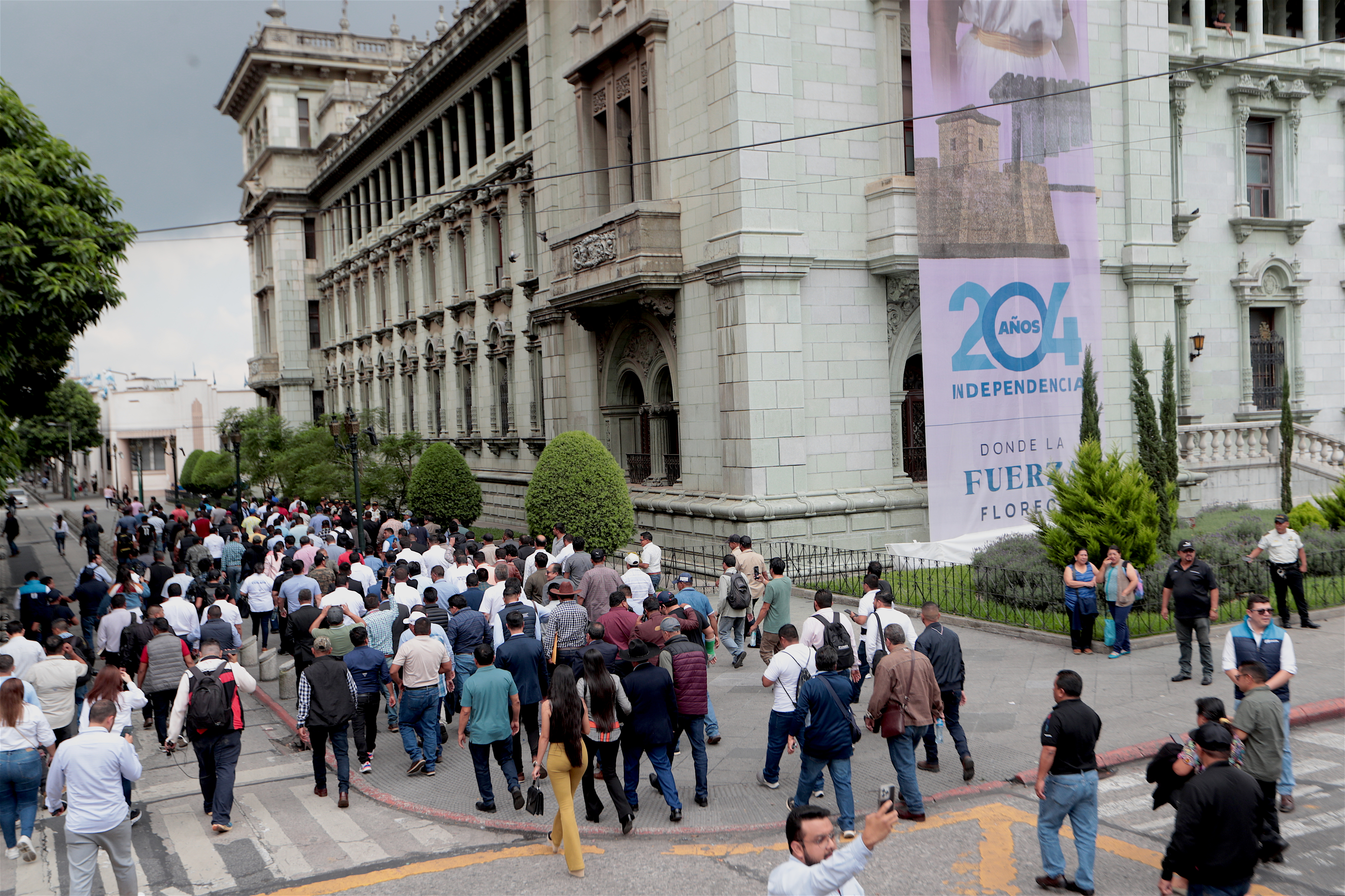 Los alcaldes, encabezados por Sebastián Siero, presidente de la Anam, se dirigen a las instalaciones de la Secretaría General de la Presidencia. (Foto Prensa Libre: Esbin Garcia)