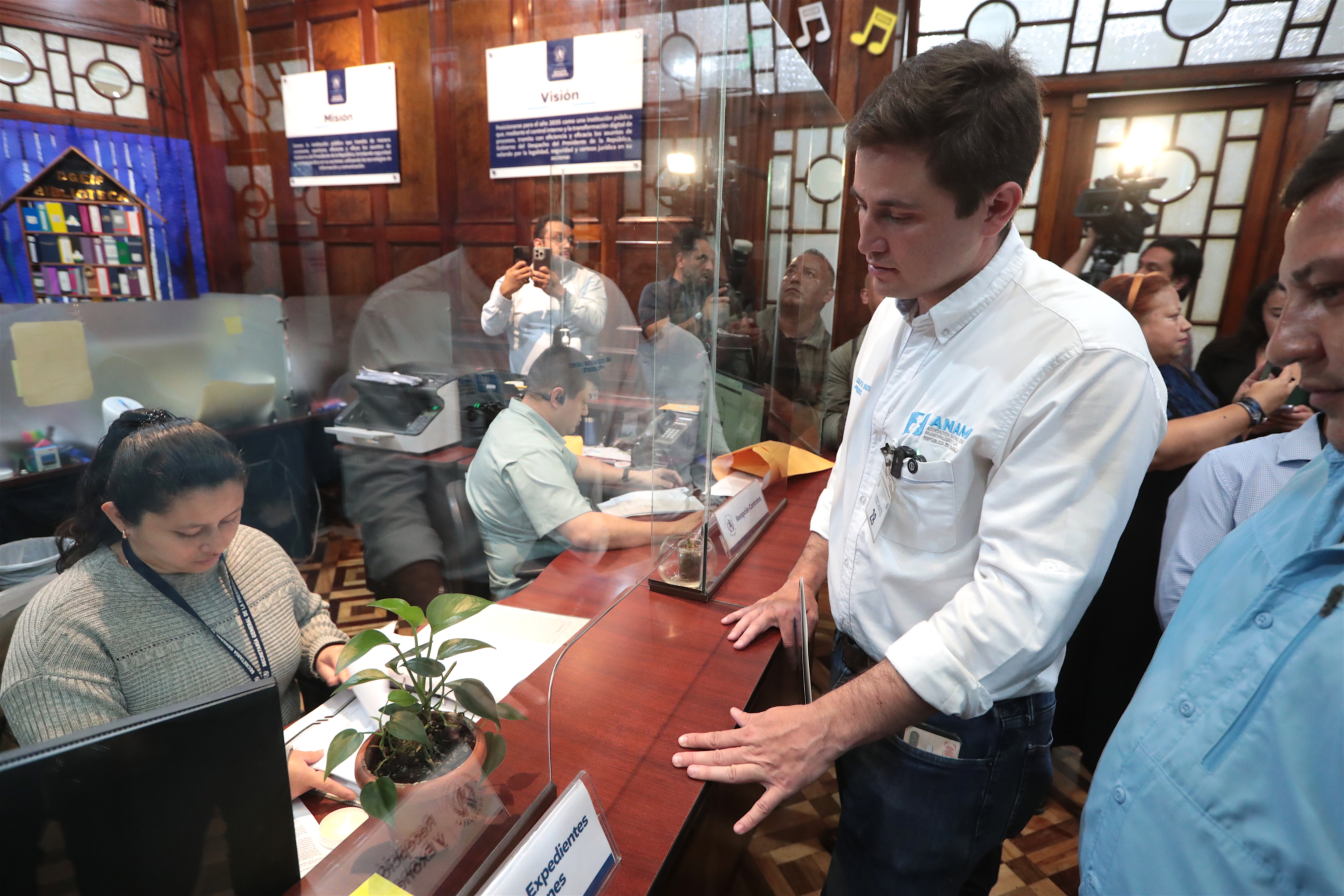 Sebastián Siero, presidente de la Anam, hacen entrega de la carta para que Bernardo Arévalo sancione del Decreto 7-2025. (Foto Prensa Libre: Esbin Garcia)