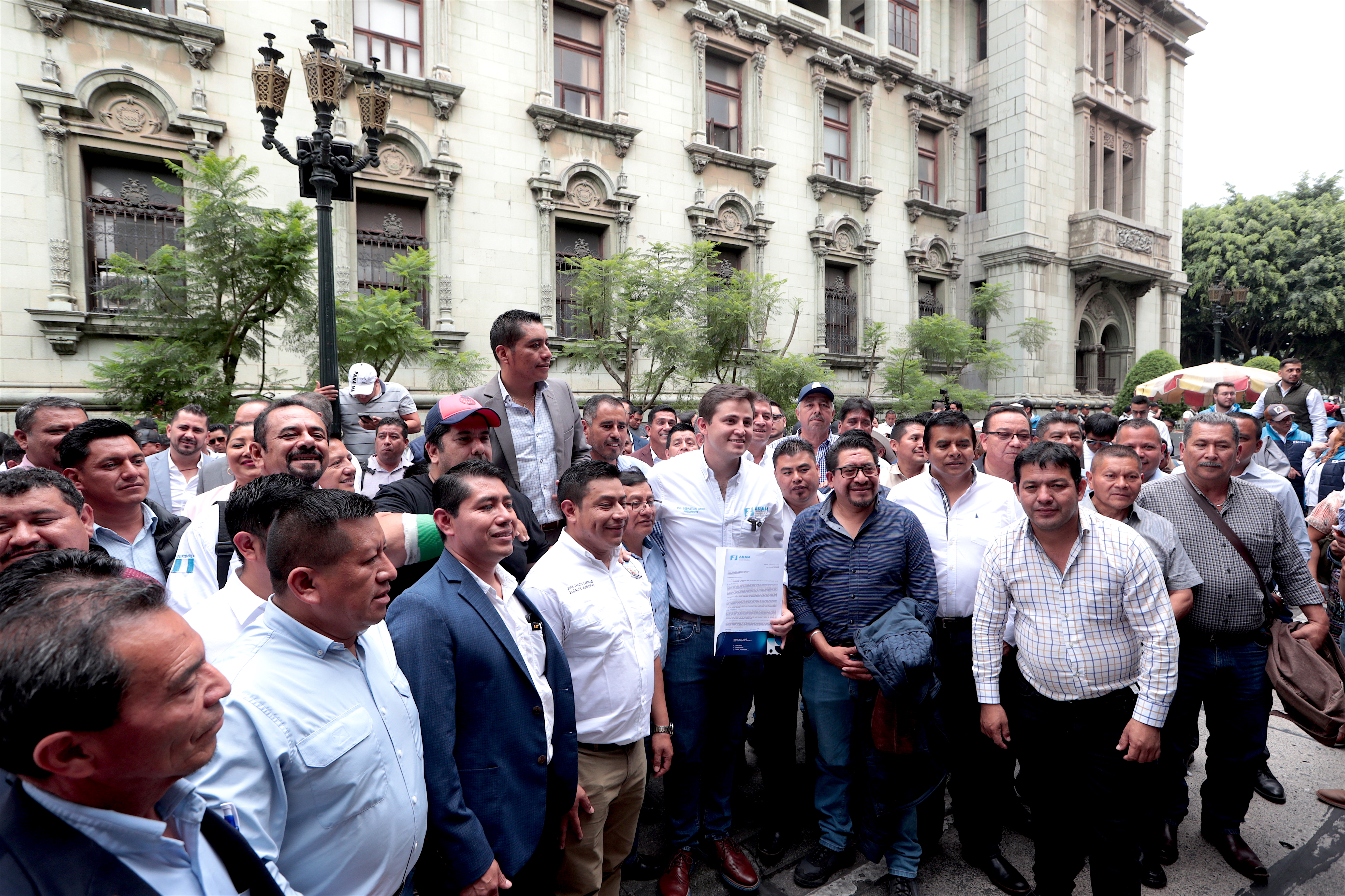 Alcaldes junto a Sebastián Siero, posan para la fotografía al salir de las instalaciones de la Secretaría General de la Presidencia y entregar la carta. (Foto Prensa Libre: Esbin Garcia)