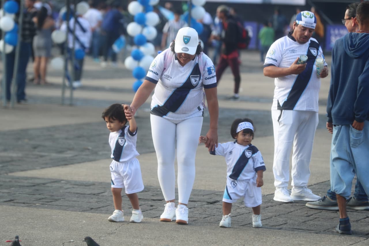 La pasión por la Selección de Guatemala se transmite de generación en generación, donde pequeños acompañados de sus padres asisten para disfrutar del partido contra El Salvador. (Foto Prensa Libre: Juan Diego González)