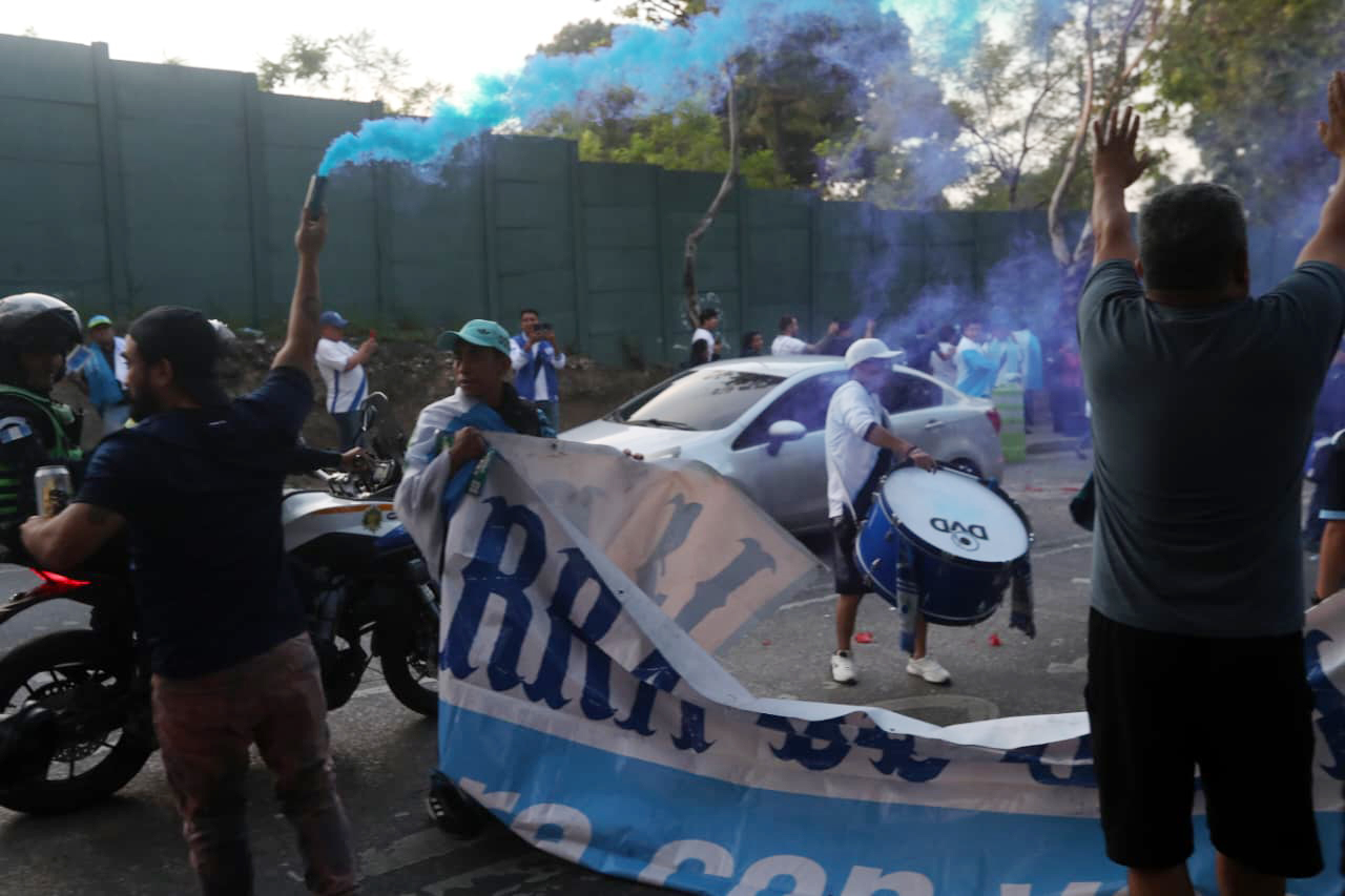 Con banderas, pancartas, bengalas de humo, tambores y porras, guatemaltecos muestran su apoyo a la Selección. (Foto Prensa Libre: Érick Ávila)