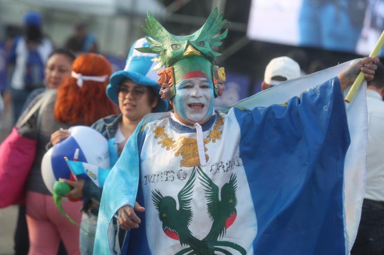 Un personaje infaltable al enfrentamiento entre Guatemala y El Salvador es el Mago Chapín, un seguidor que ha acompañado a la Bicolor desde 1997. (Foto Prensa Libre: Juan Diego González)