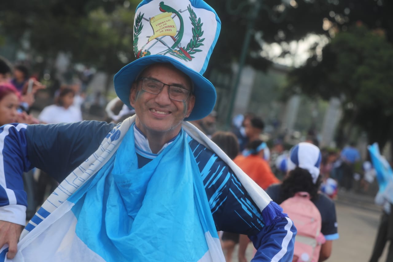 Con camisolas, gorras, banderas, bufandas, carteles y toda la emoción, guatemaltecos apoyan a la Selección Nacional. (Foto Prensa Libre: Juan Diego González)
