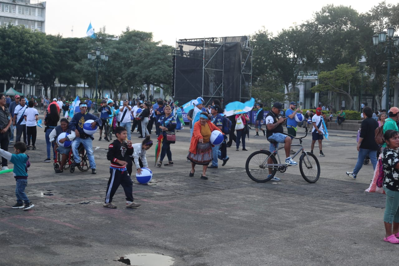 La Plaza de la Constitución se ha llenado de aficionados que disfrutarán del partido en pantallas gigantes de forma gratuita. (Foto Prensa Libre: Juan Diego González)