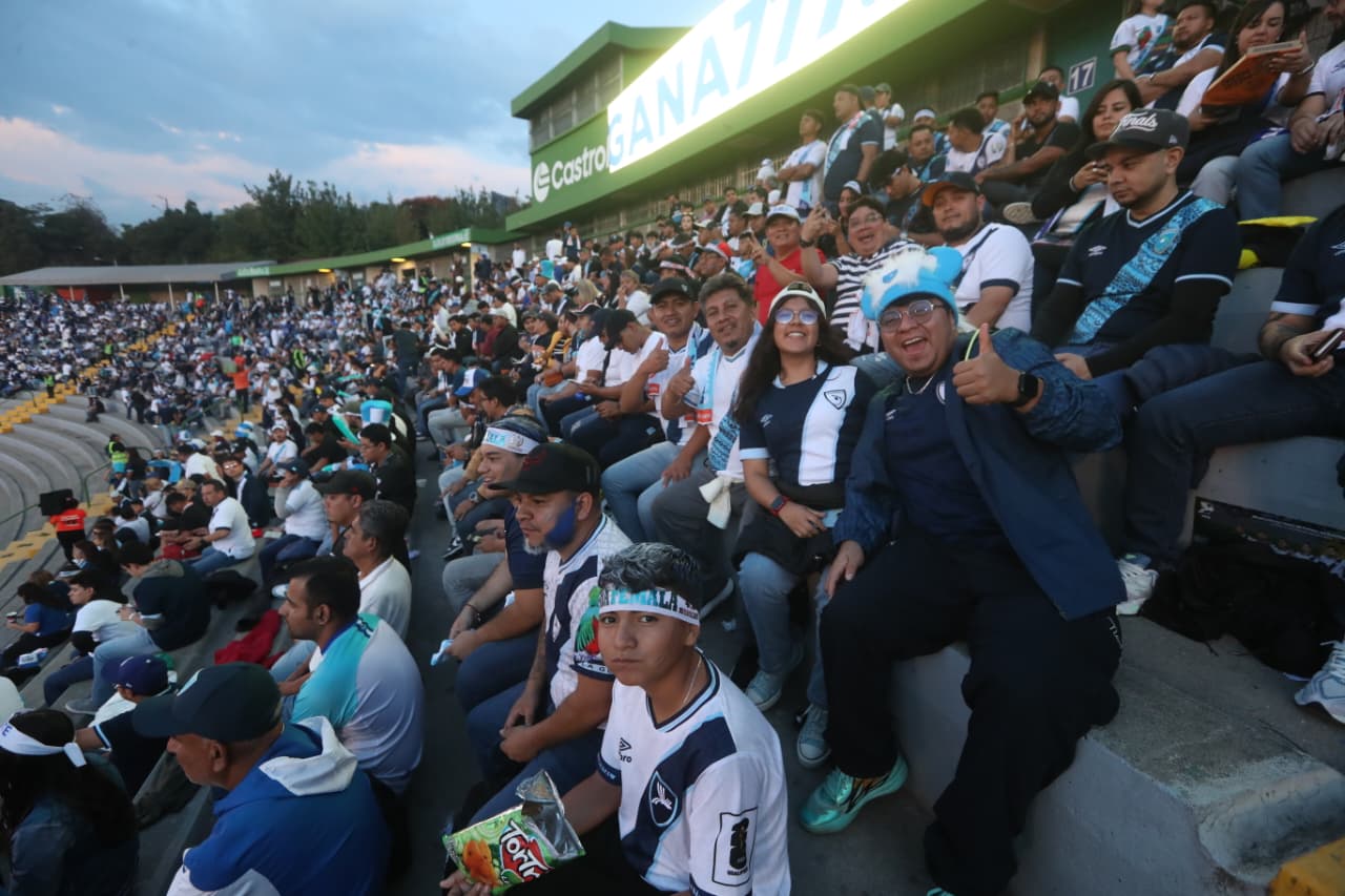 Los aficionados se han reunido en el estadio para apoyar a la Selección de Guatemala cuando llegue y no perderse un solo minuto del encuentro contra El Salvador. (Foto Prensa Libre: Érick Ávila)