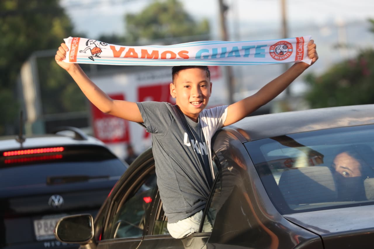 Los guatemaltecos han demostrado su apoyo en todo momento a la Selección Nacional. Guatemala tendrá la oportunidad de clasificar a un Mundial por primera vez con el encuentro que tendrá contra El Salvador. (Foto Prensa Libre: Érick Ávila)