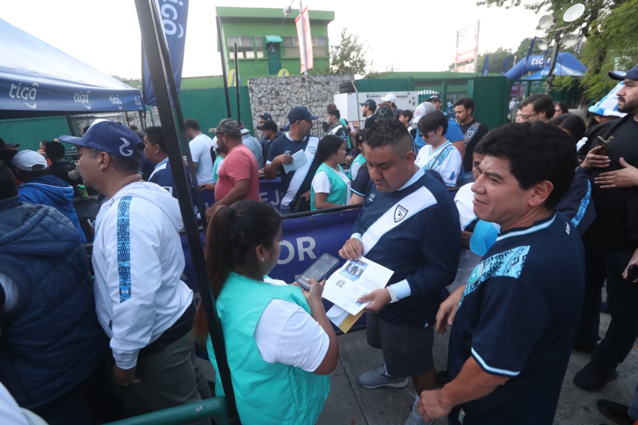 En las afueras del estadio Cementos Progreso, se verifican las entradas del encuentro, donde algunos asistentes han reportado problemas con el código QR. (Foto Prensa Libre: Érick Ávila)