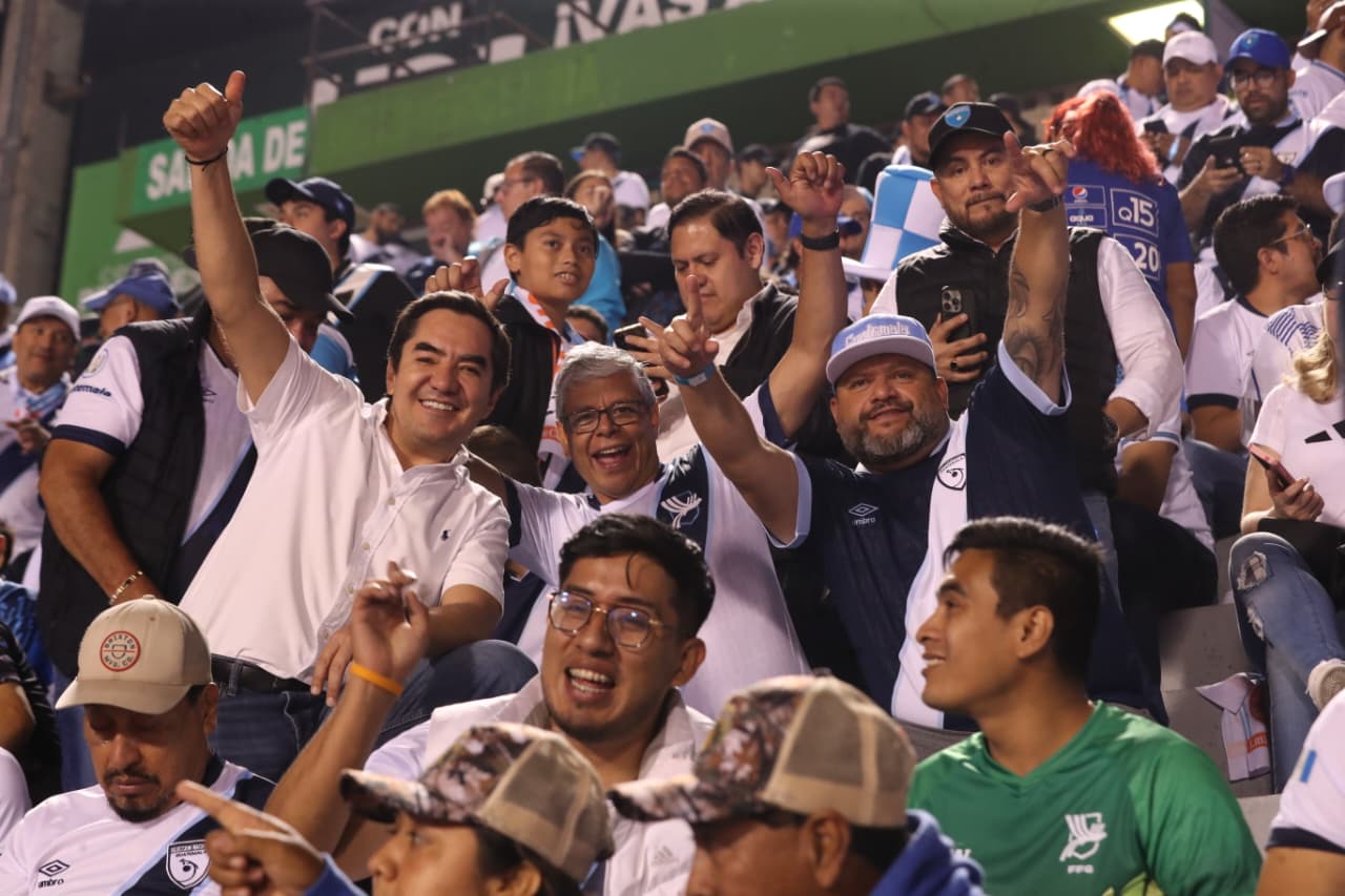 La expectativa de la población es alta, aumentando la emoción de la posible primera victoria de la Selección que se jugará en Guatemala. (Foto Prensa Libre: Emilio Chang)