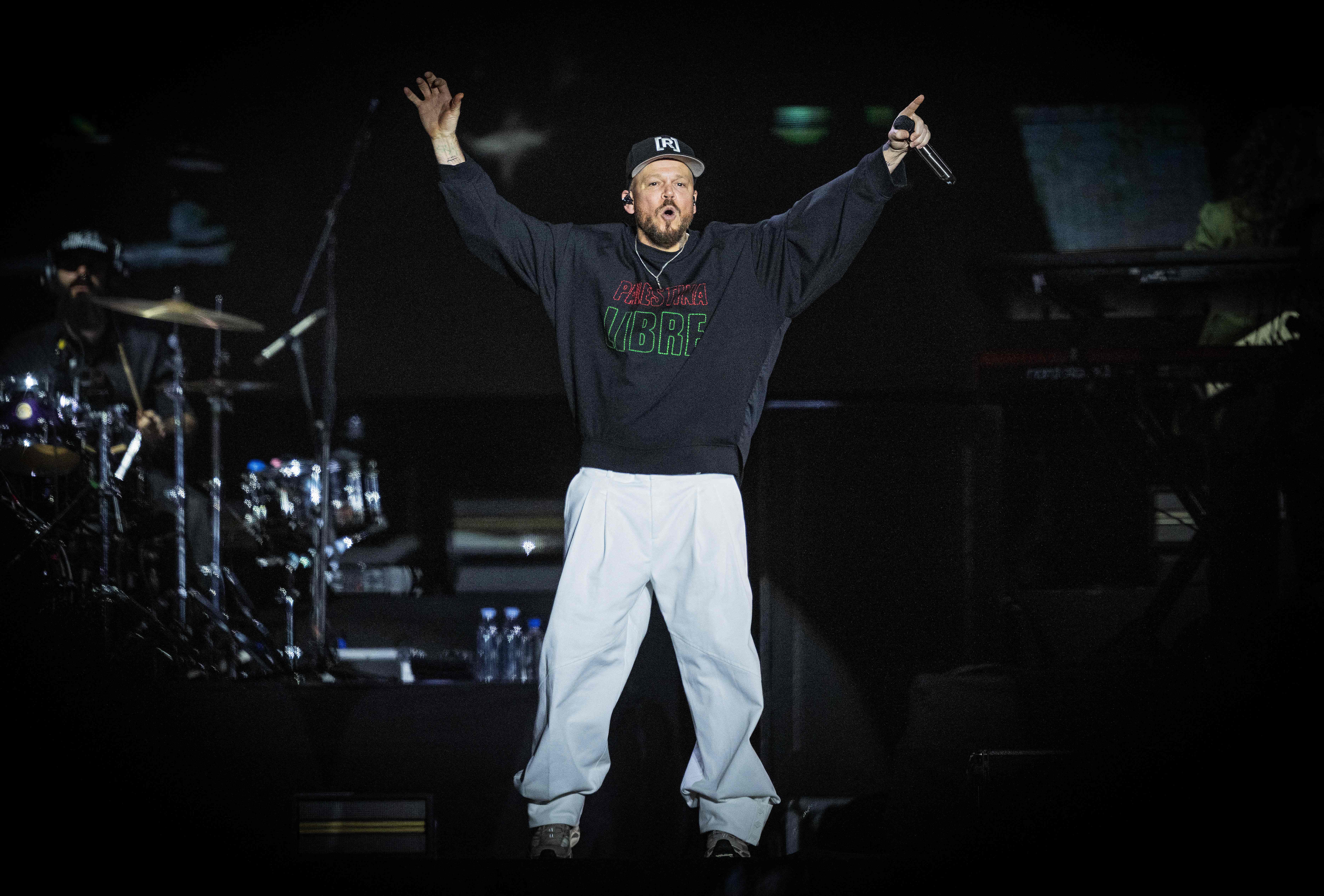 El rapero y cantante puertorriqueño Residente se presenta durante un concierto gratuito en el Zócalo de la Ciudad de México el 6 de septiembre de 2025. (Foto de Carl de Souza / AFP)