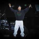El rapero y cantante puertorriqueño Residente se presenta durante un concierto gratuito en el Zócalo de la Ciudad de México el 6 de septiembre de 2025. (Foto de Carl de Souza / AFP)