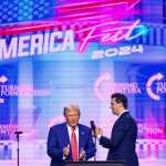 Charlie Kirk, aliado de Donald Trump, durante America Fest 2024 en Phoenix. El activista conservador fue asesinado el 10 de septiembre de 2025. (Foto Prensa Libre: AFP)