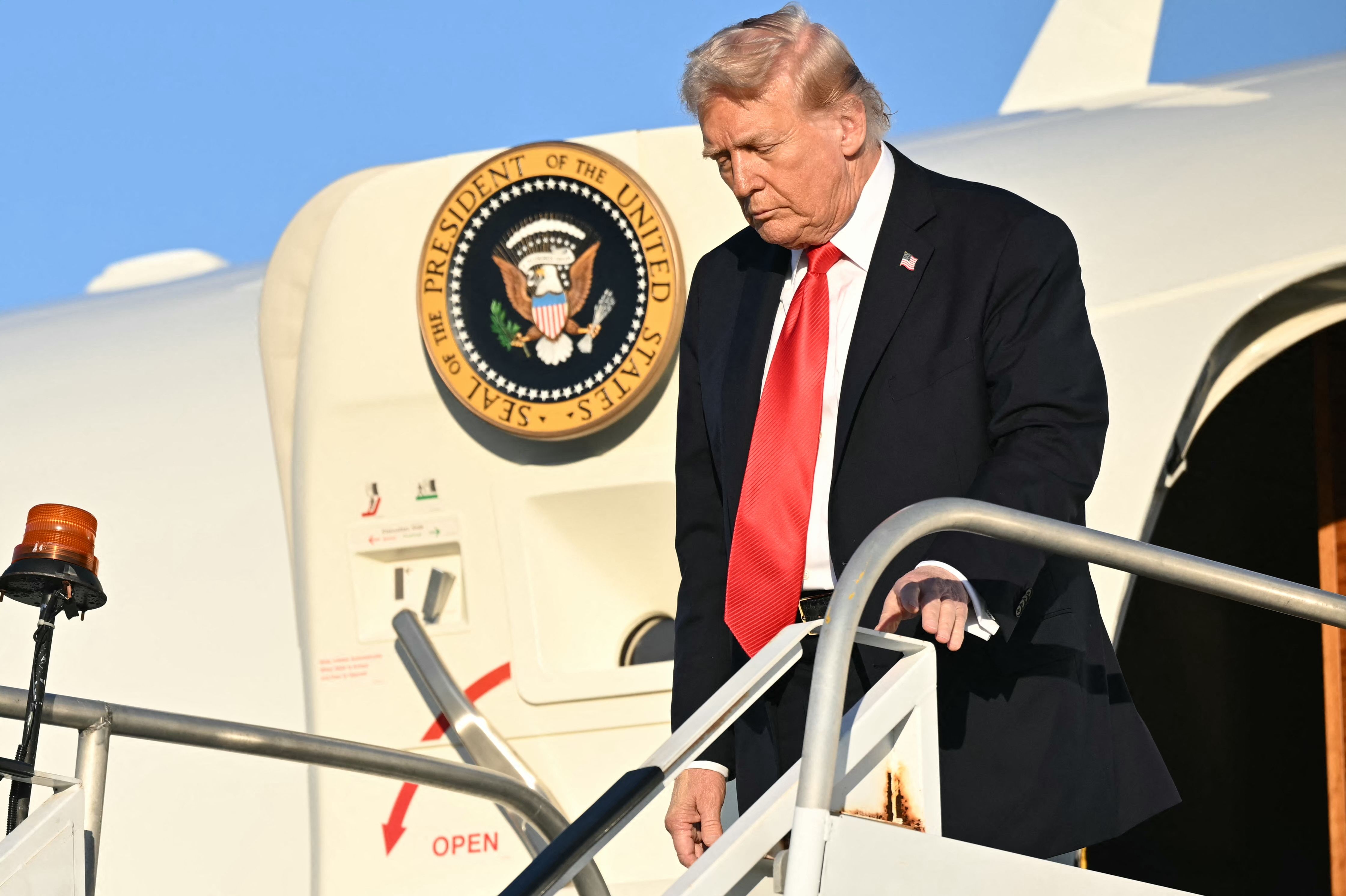 Imagen de referencia. El presidente Donald Trump viajaba en el Air Force One cuando un piloto de Spirit Airlines se acercó demasiado, pero fue regañado por un controlador aéreo. (Foto Prensa Libre: AFP).