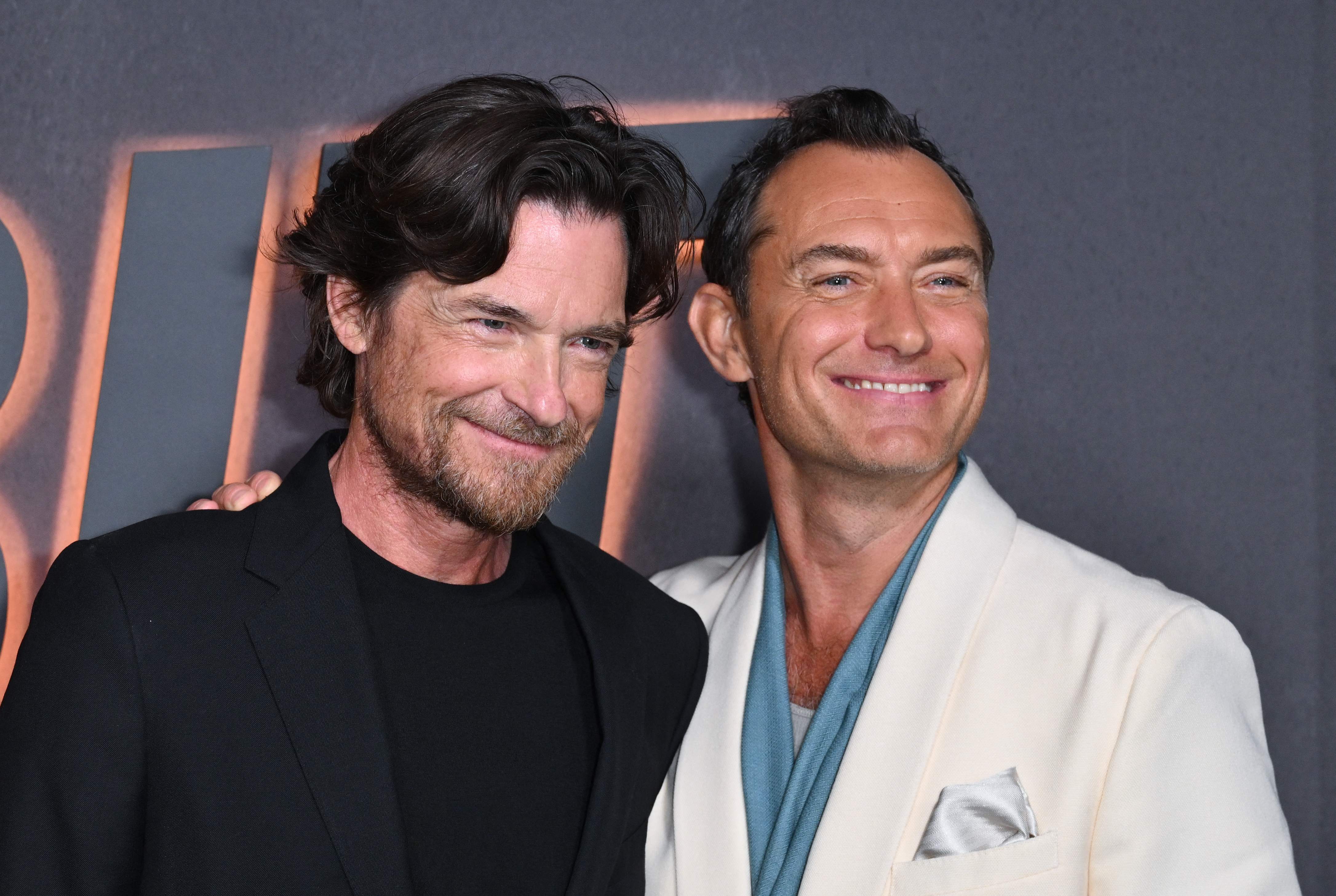 Actores Jason Bateman y Jude Law atienden la premiere de la nueva miniserie de Netflix, "Black Rabbit". (Foto Prensa Libre: AFP).