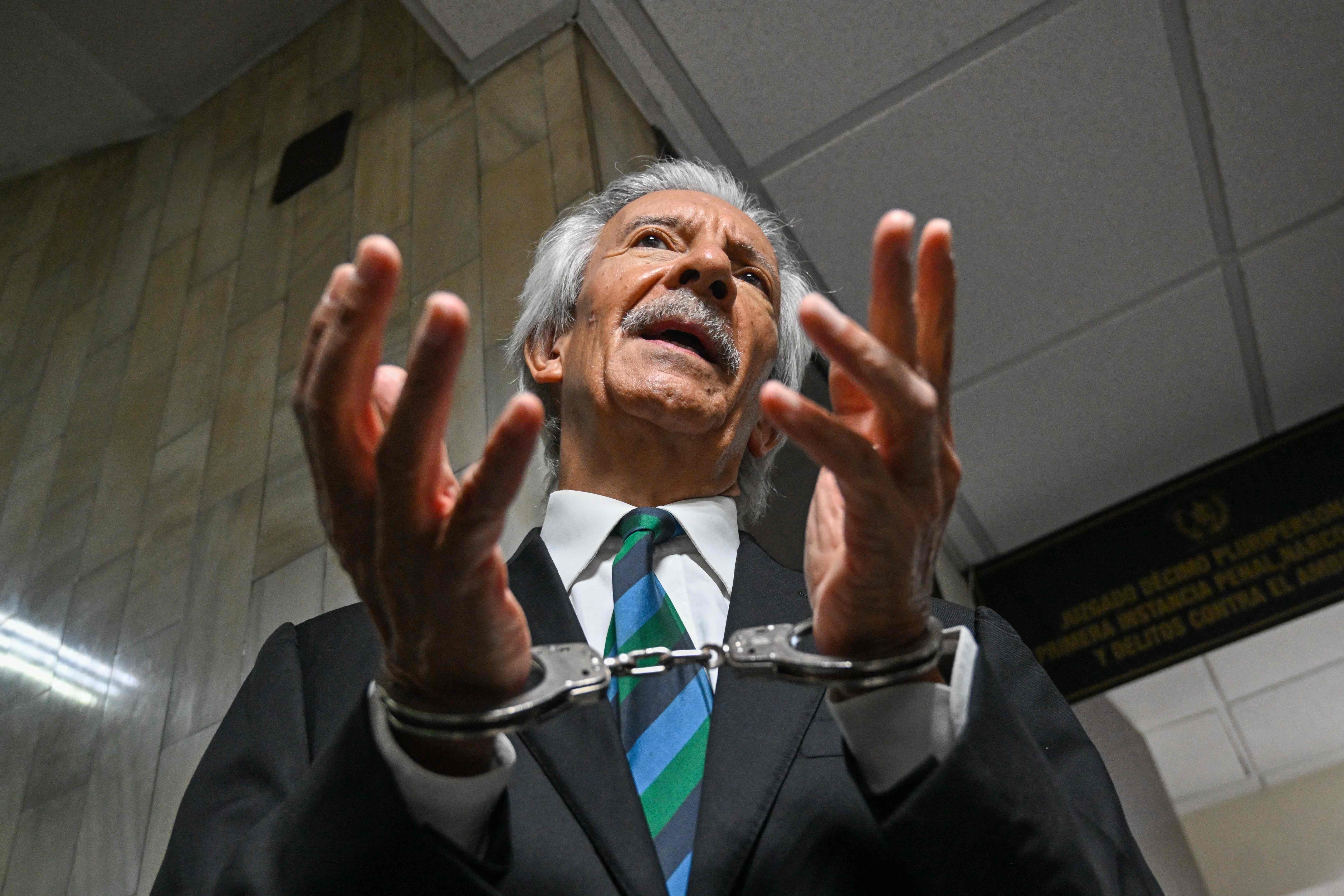 (FILES) Guatemalan journalist Jose Ruben Zamora, founder of the now defunct newspaper El Periódico, speaks to journalists as he arrives handcuffed for a hearing at the Justice Palace in Guatemala City on February 21, 2024. Activists demanded on September 18, 2025, that the Supreme Court release journalist José Rubén Zamora, who has been imprisoned since 2022 on questionable charges brought by the Public Prosecutor's Office. (Photo by Johan ORDÓÑEZ / AFP)